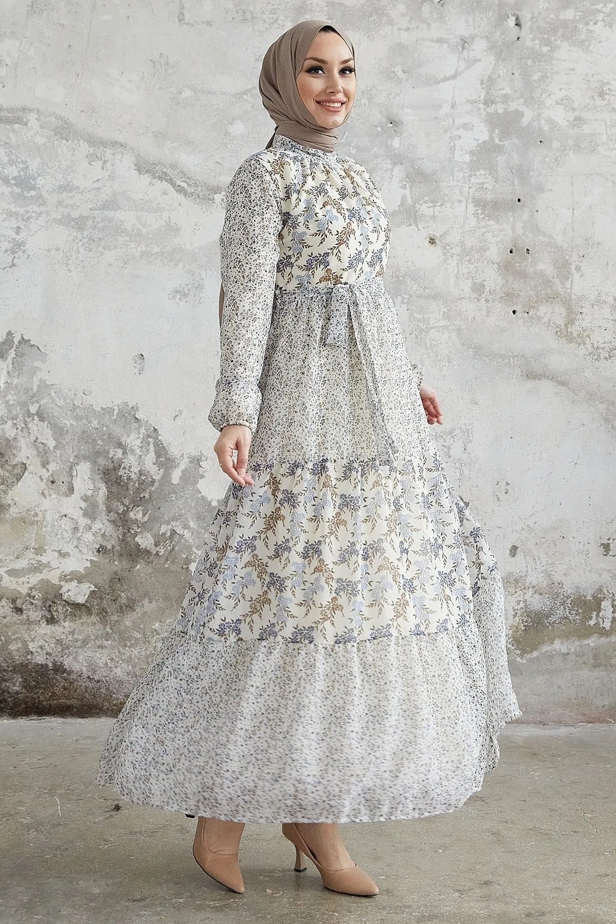InStyle  Nessa Chiffonkleid mit Blumenmuster und Gürtel – Blau