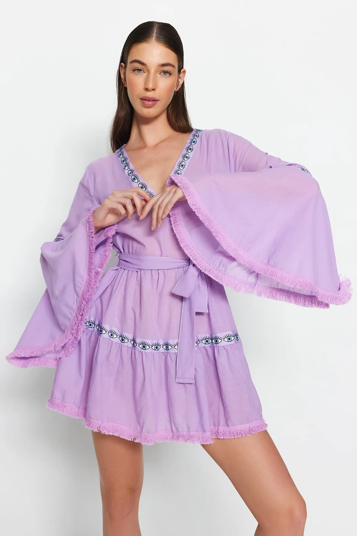 Trendyol Collection  Lilafarbenes Mini-Strandkleid aus 100 % Baumwolle mit gewebten Rüschen und Gürtel TBESS21EL1253
