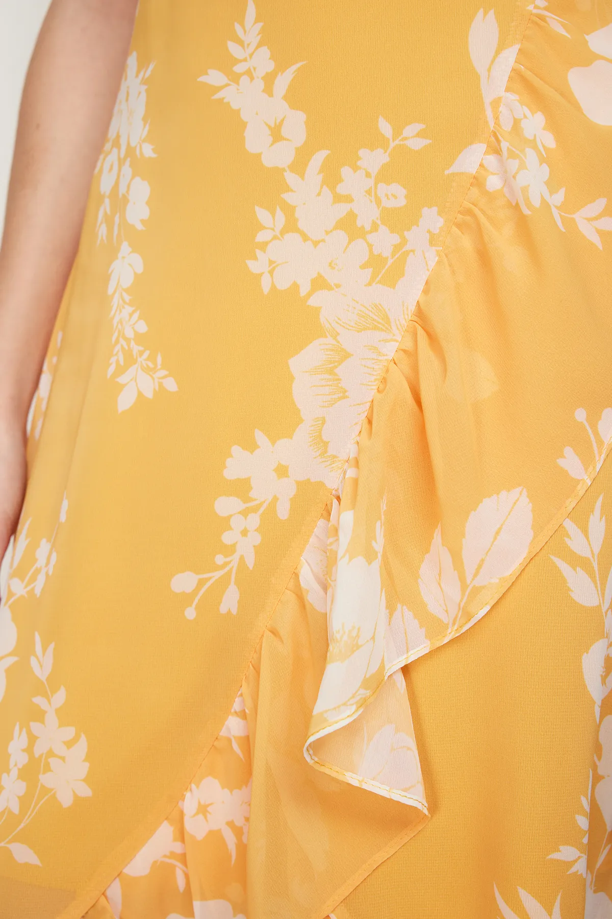 Trendyol Collection  Gelbes, zweireihiges, mit Rüschen versehenes, detailliertes Träger-Midi-Kleid mit Chiffon-Futter und Webstoff TWOSS19EL0375