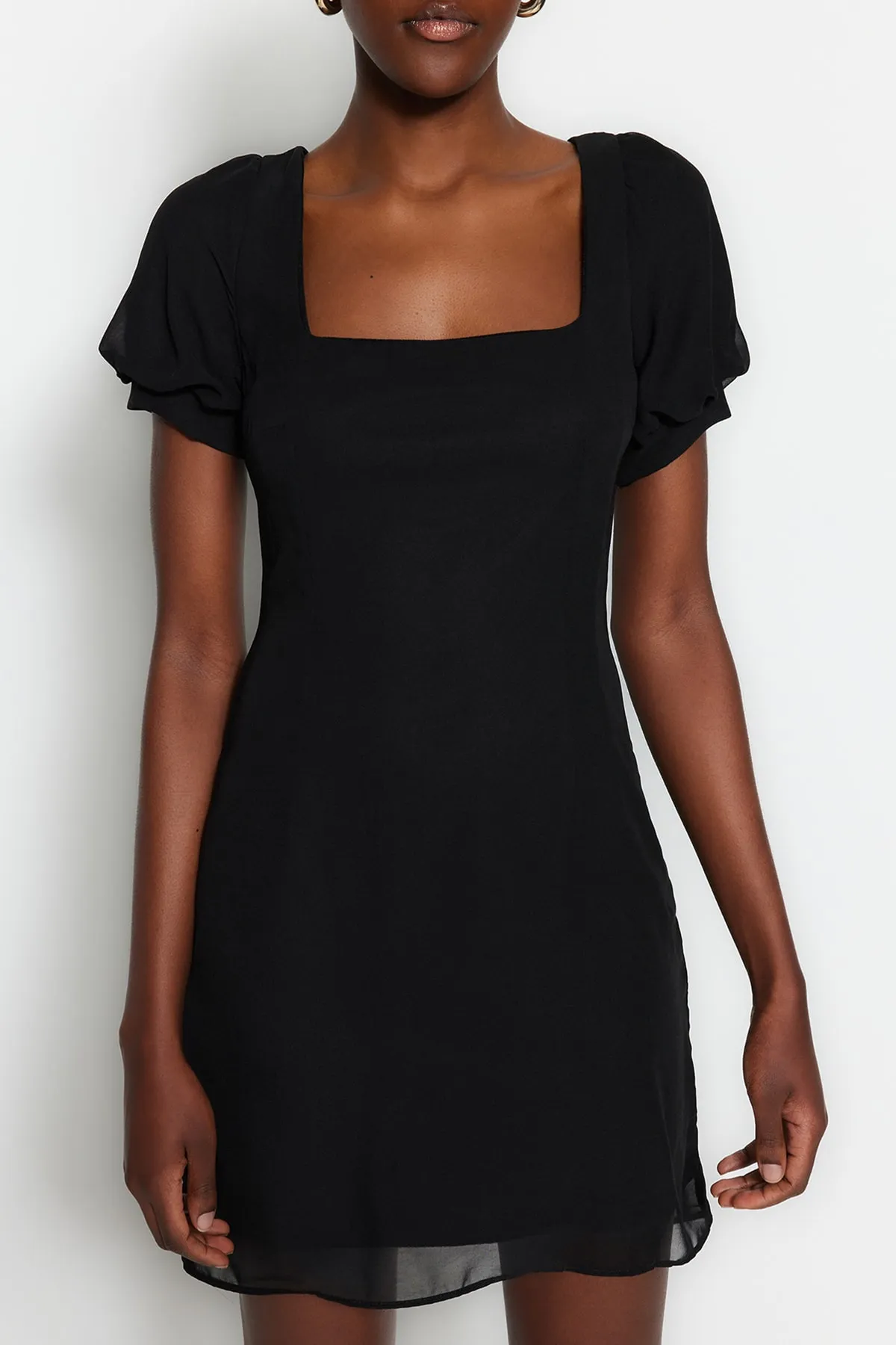 Trendyol Collection  Schwarzes, gerade geschnittenes, gewebtes Mini-Kleid mit Chiffon-Futter und quadratischem Kragen TWOSS23EL00457