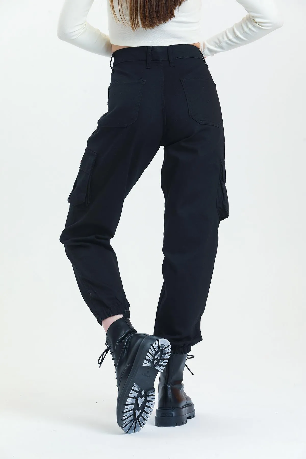 Domoda  Schwarze Jogger-Damenhose aus Gabardine mit bequemer Passform, elastischem Bündchen und Cargotasche