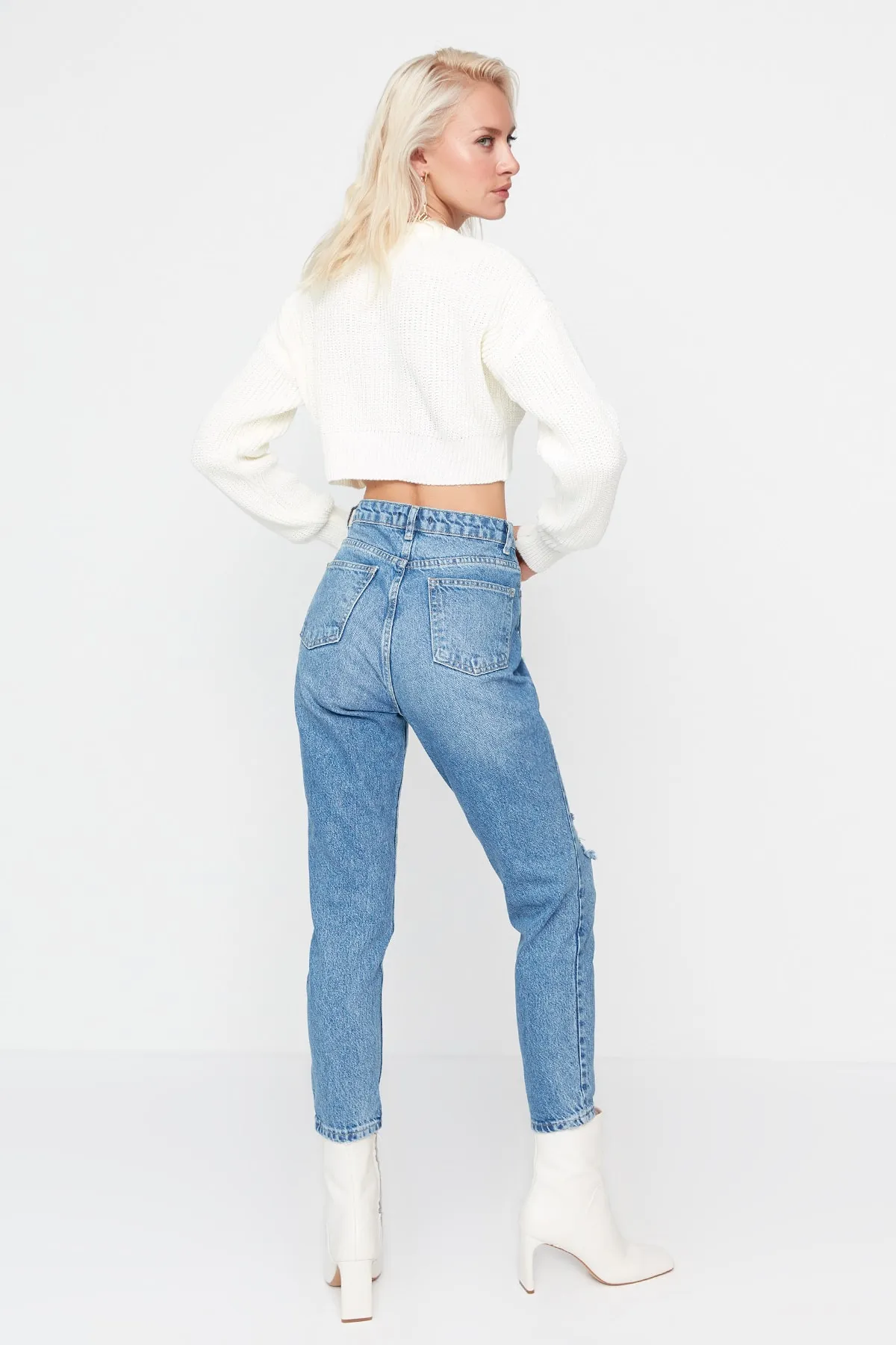 Trendyol Collection  Dunkelblaue Mom-Jeans mit zerrissenem Detail und hoher Taille TWOSS21JE0110