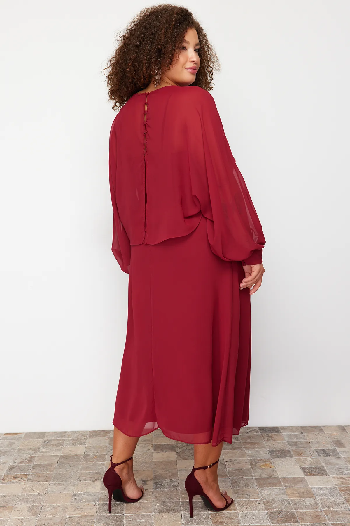 Trendyol Curve  Weinrotes Chiffon-Kleid mit Cape-Detail in Übergröße