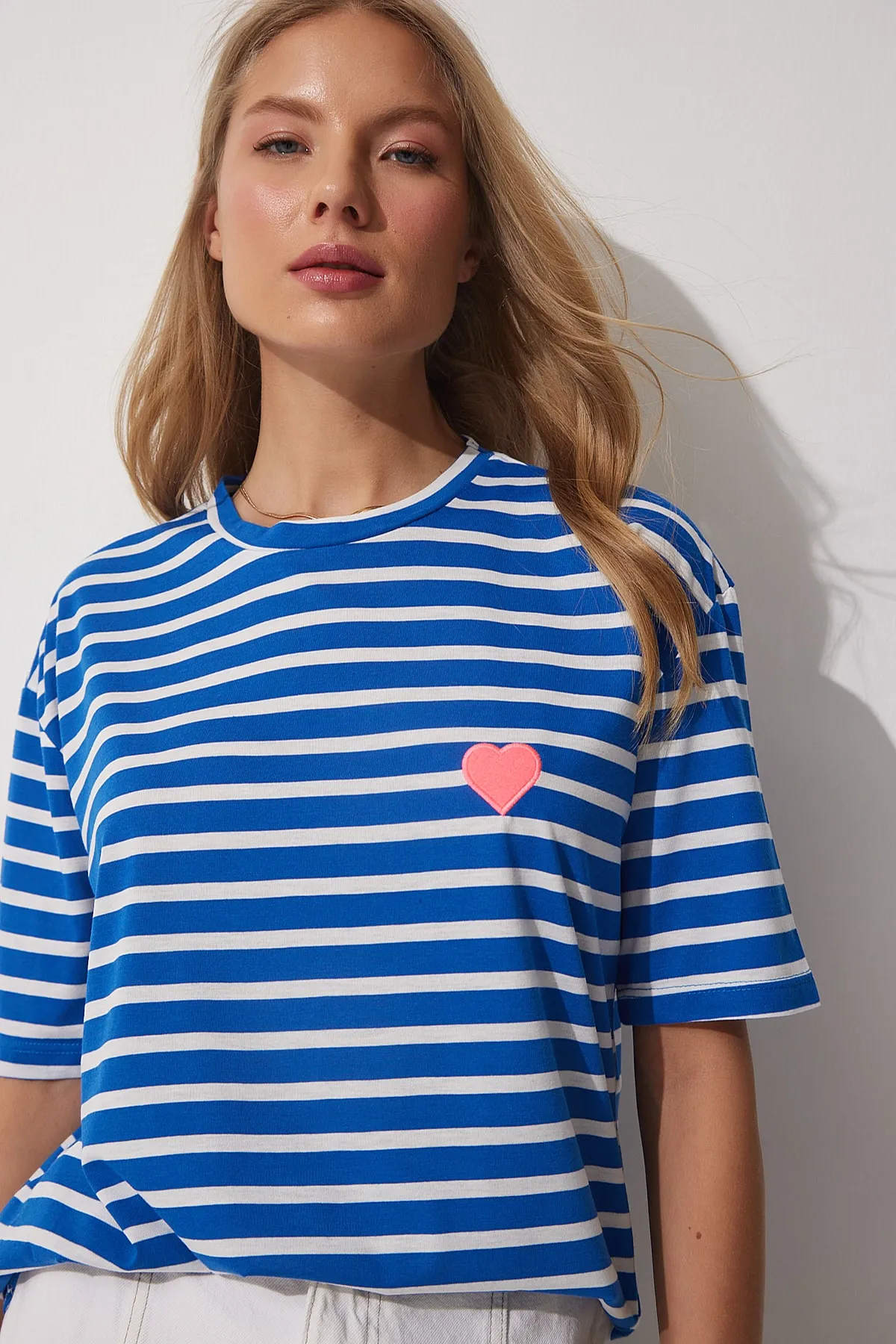 Happiness İstanbul  Blau-weißes Damen-T-Shirt mit Herz-Stickerei, bequem, bequem, CR00404