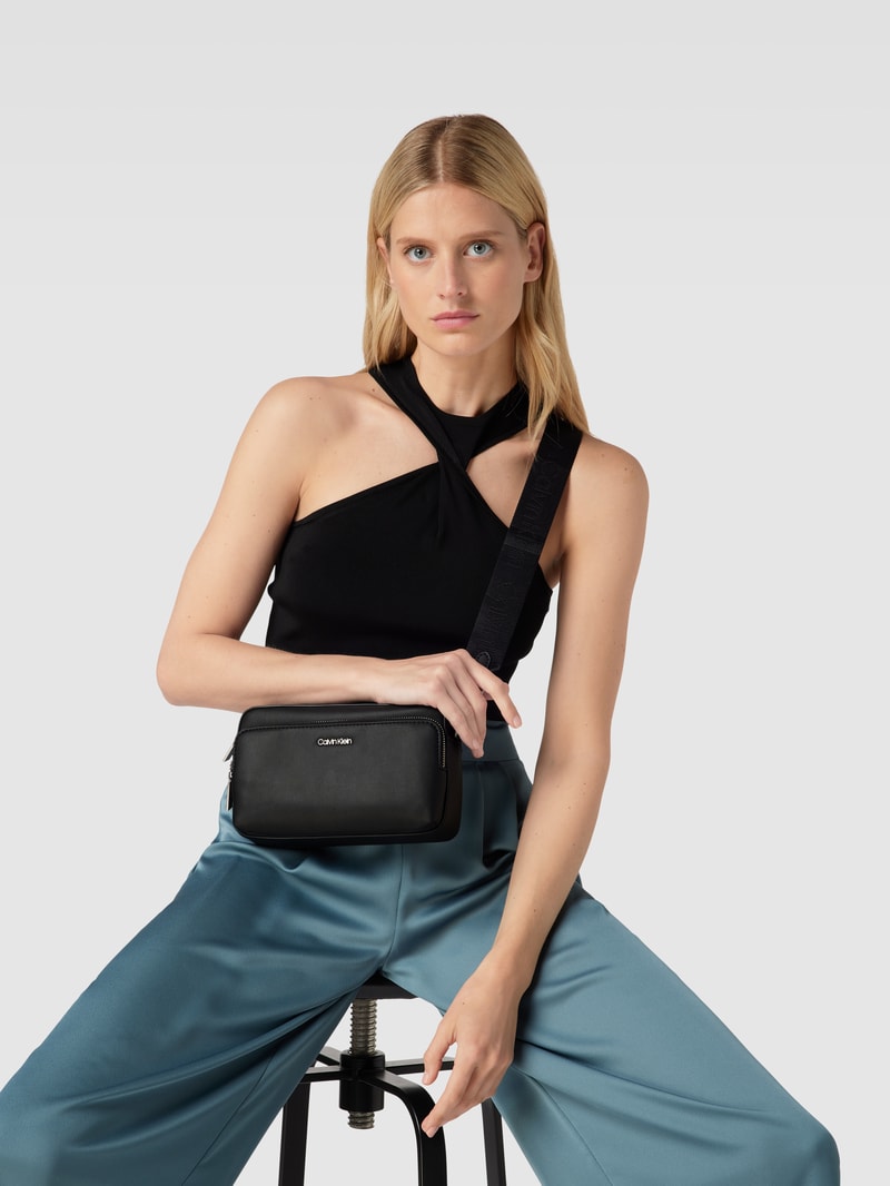 Umhängetasche mit Label-Applikation Modell 'CAMERA BAG' in schwarz