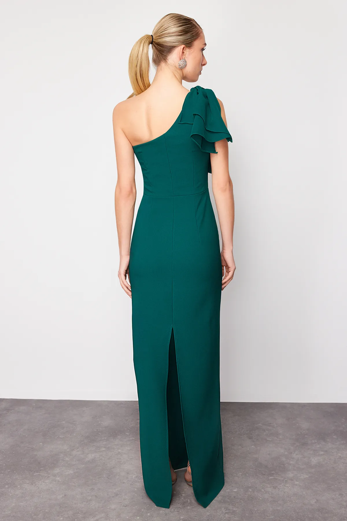 Trendyol Collection  Smaragdgrünes langes Abendkleid mit Taillenöffnung/Skater-Muster TPRSS23AE00095
