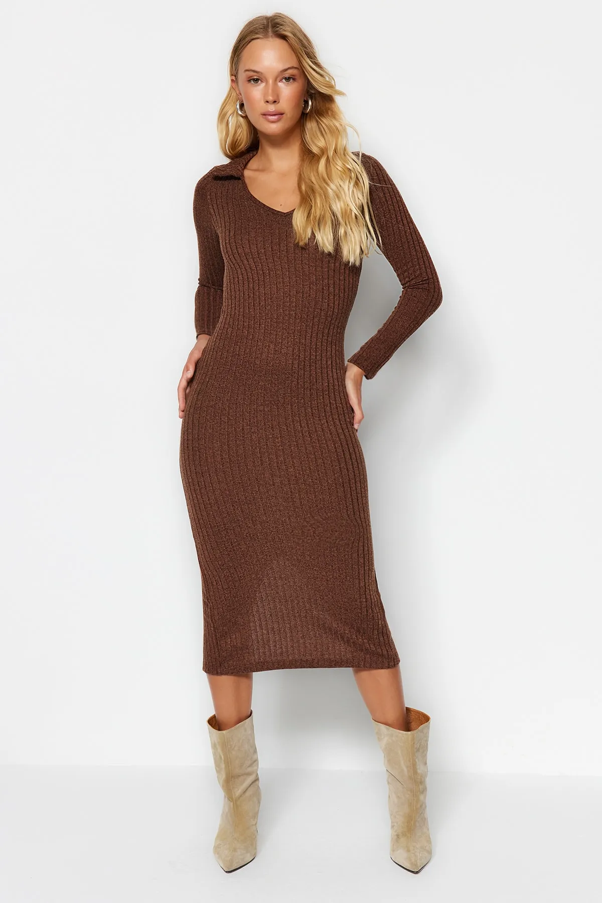 Trendyol Collection  Brauner Strick-Look, figurbetontes Maxi-Strickkleid mit V-Ausschnitt TWOAW24EL00602
