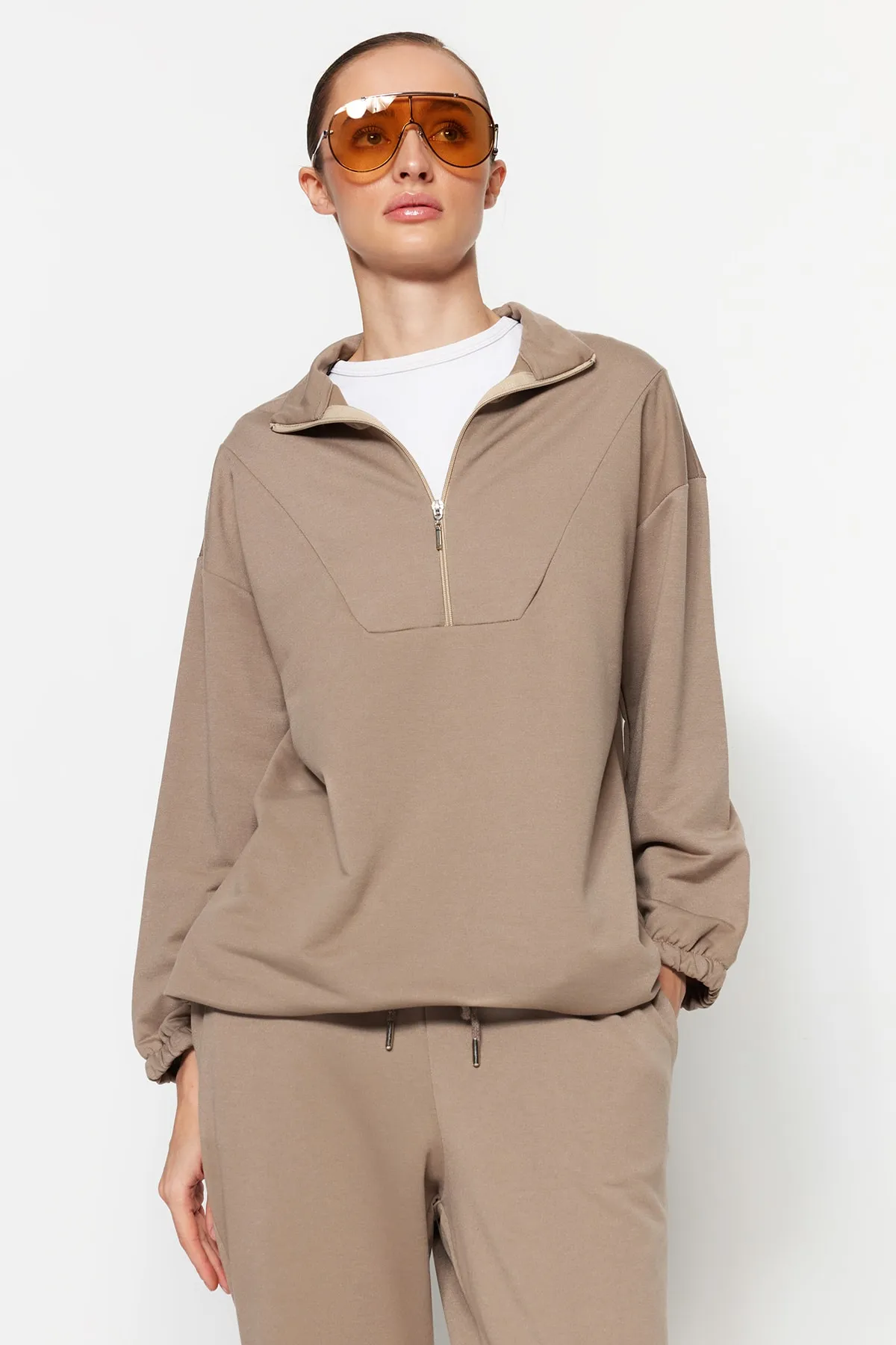 Trendyol Modest  Nerzfarbenes Strick-Trainingsanzug-Set mit Stehkragen und Kordelzug am Saum und Reißverschluss TCTAW22EN0051