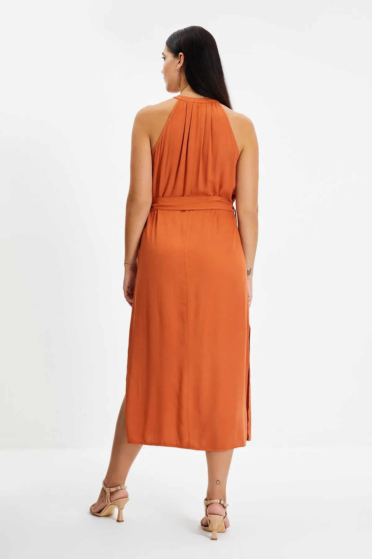 Trendyol Collection  Zimtfarbenes, gewebtes Midi-Hemdkleid mit Gürtel und vorherrschendem Kragen TWOSS19XM0112