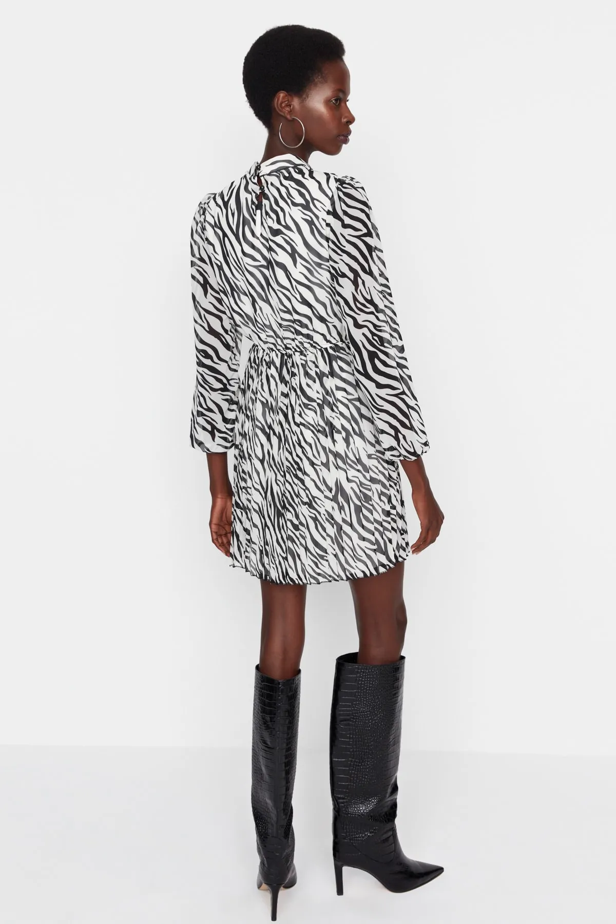 Trendyol Collection  Schwarzes, plissiertes Mini-Webkleid in A-Linie TWOAW21EL1009