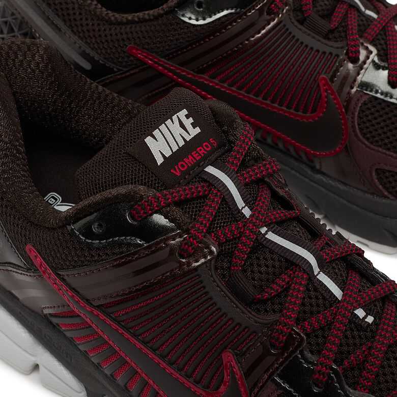 NIKE Zoom Vomero 5 