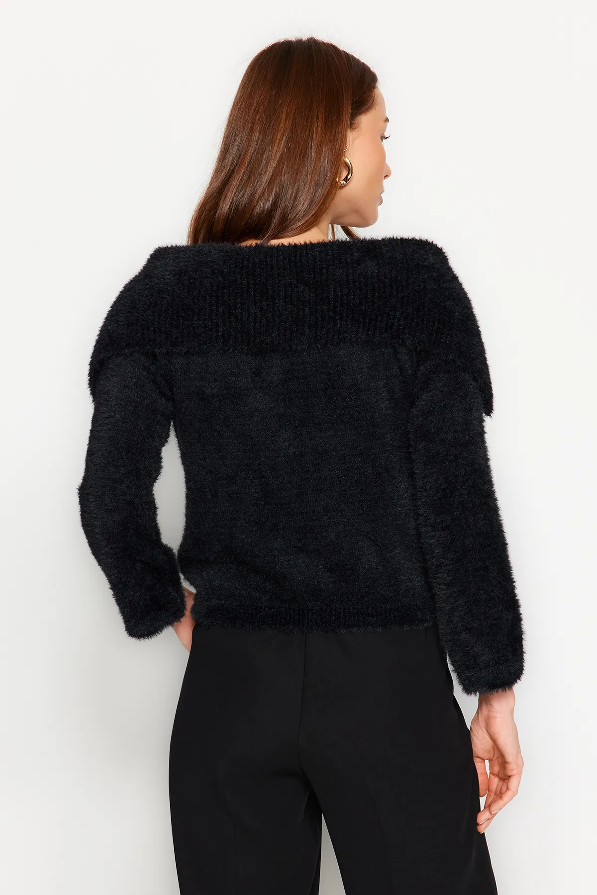 Trendyol Collection  Schwarzer Pelz-Strickpullover TWOAW24KZ00741