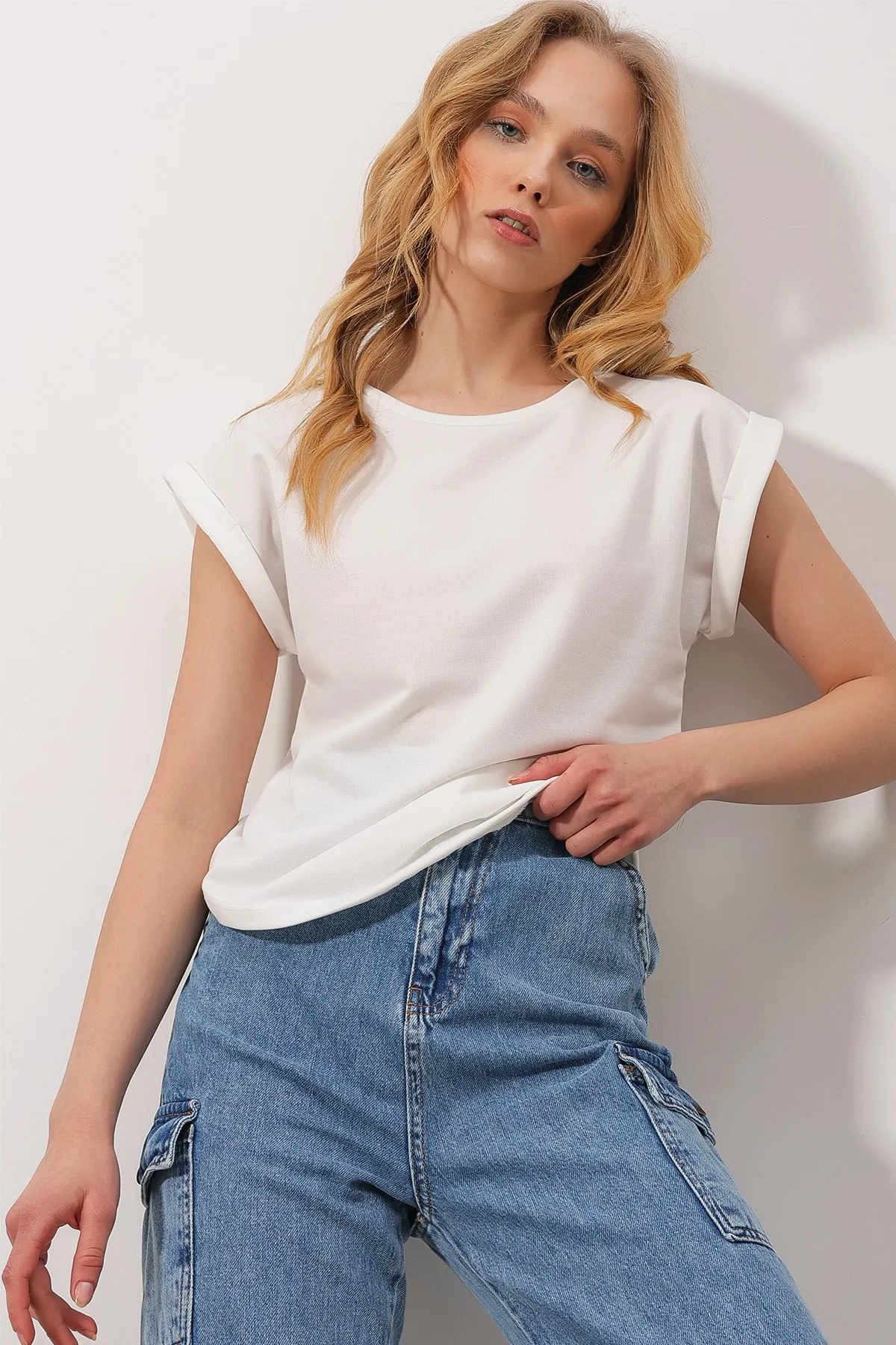 Trend Alaçatı Stili  Weiße Scuba-Bluse mit Rundhalsausschnitt und zwei Ärmeln für Damen ALC-X9916