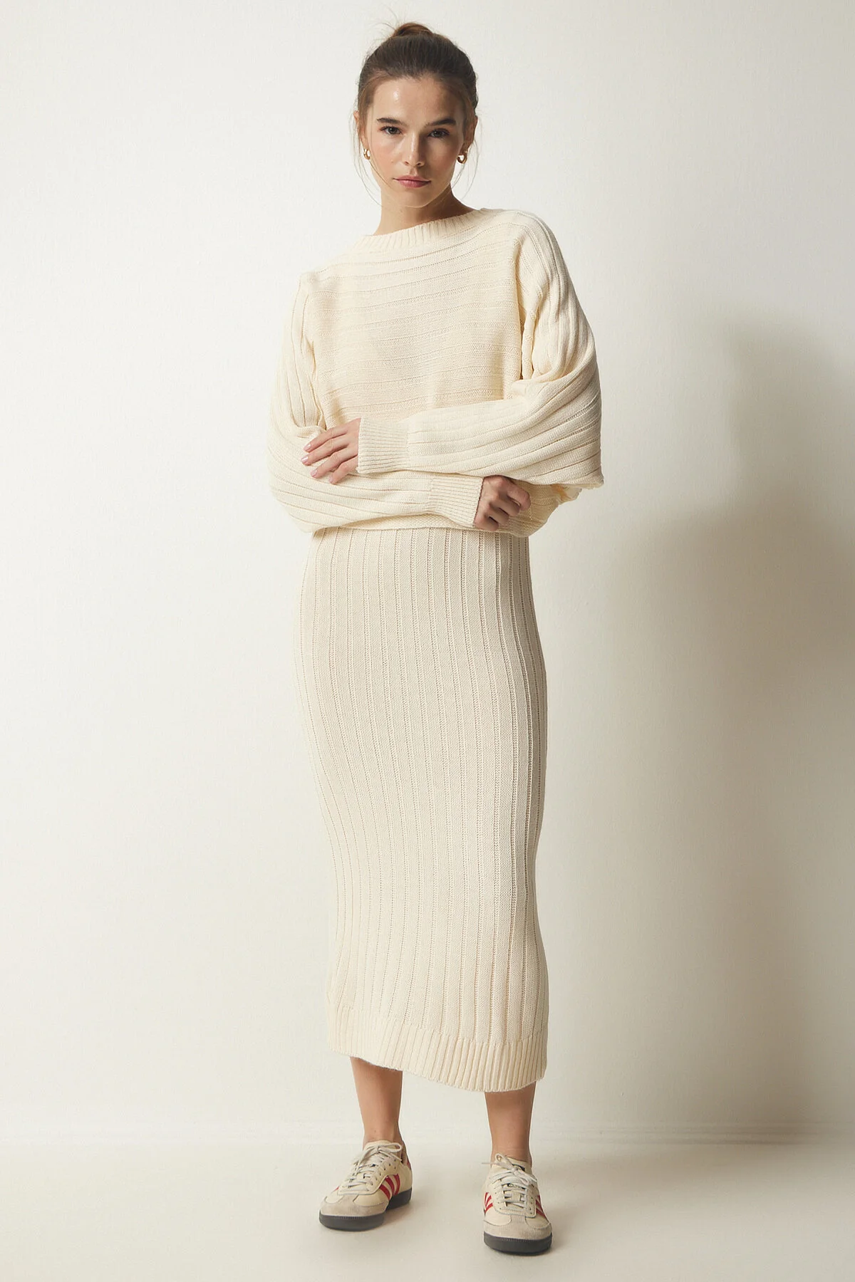Happiness İstanbul  Cremefarbenes Sweatshirt-Kleidungsset aus Rippstrick für Damen CI00095