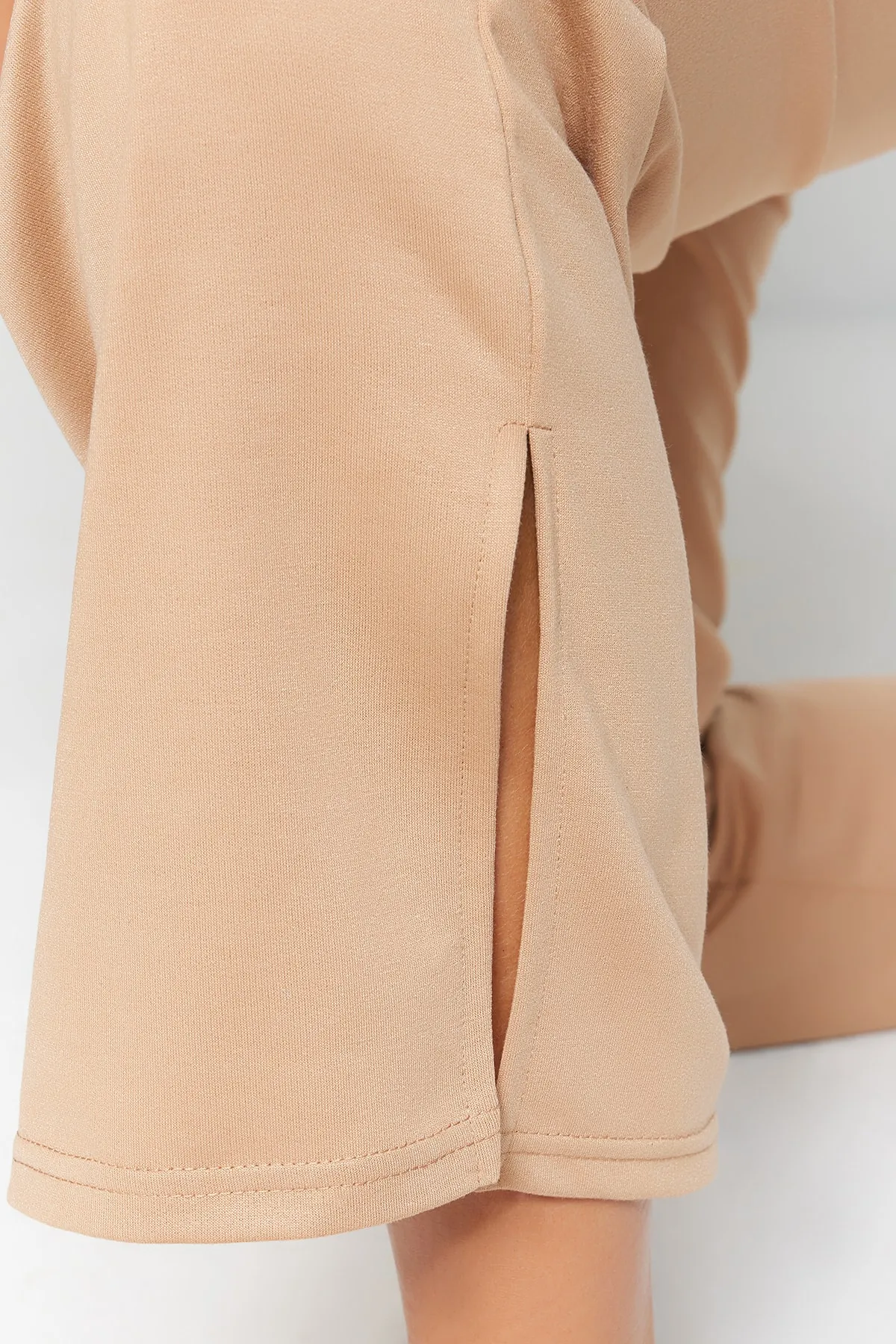 Trendyol Curve  Beiges Pyjama-Set mit Strickbündchen und Schlitz TBBAW23AI00055