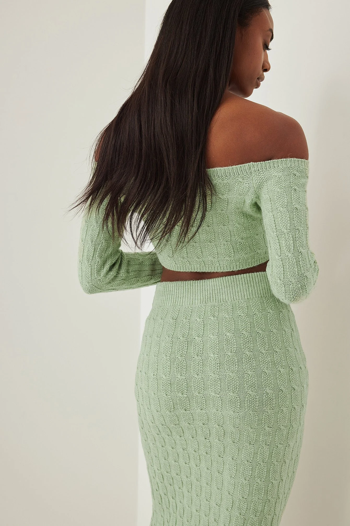 Schulterfreier Crop-Pullover mit Strickdetails