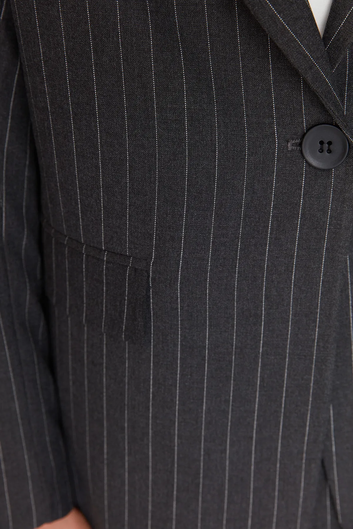 Trendyol Collection  Schwarze, gefütterte Blazerjacke mit Streifenmuster und Webmuster TWOAW23BC00135