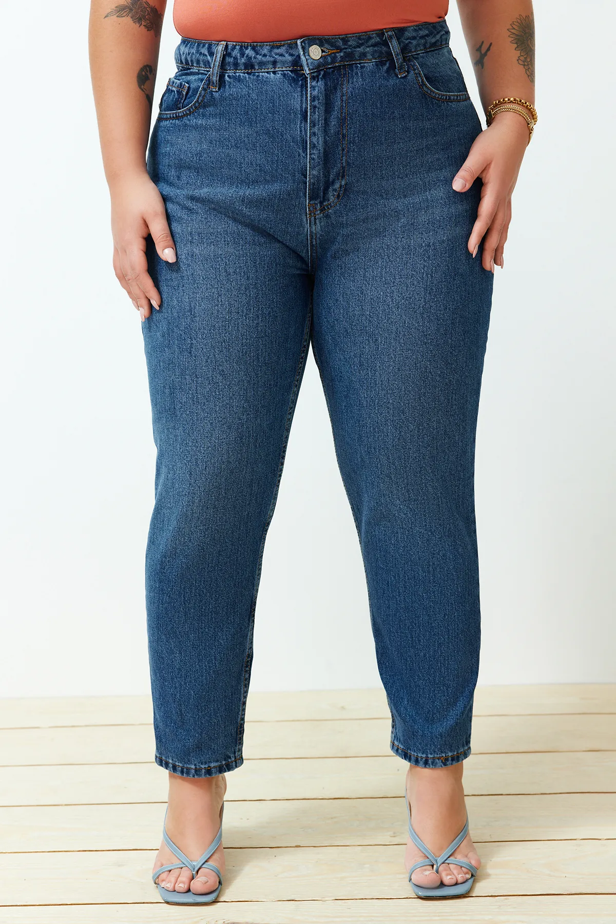 Trendyol Curve  Blaue Mom-Fit-Jeans mit hoher Taille TBBSS24CJ00023