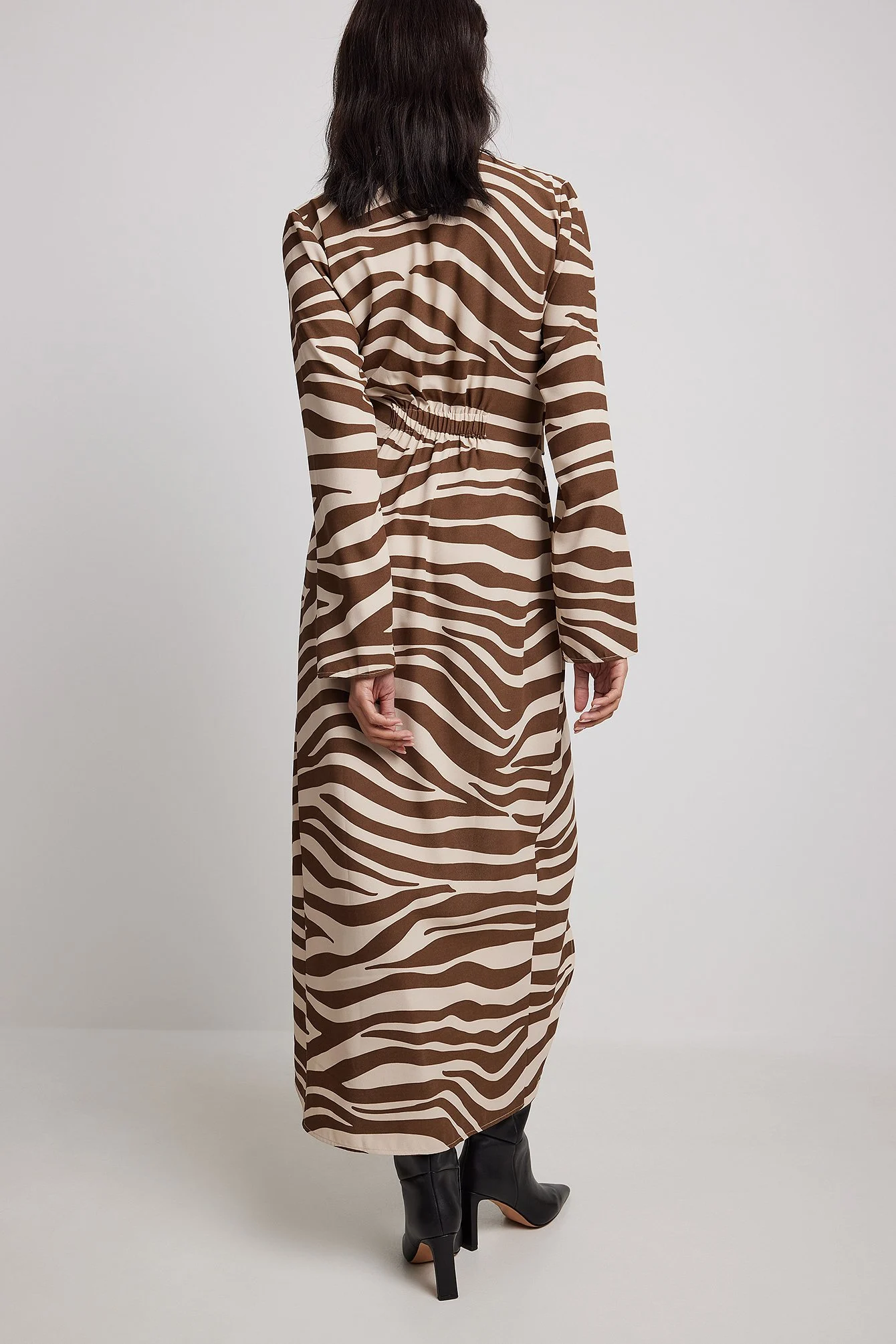 Maxikleid mit Taillendetail