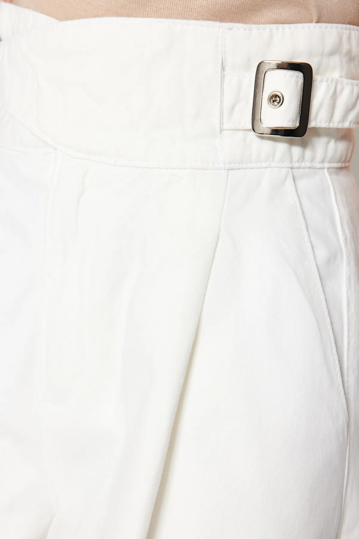 Trendyol Collection  Weiße Jeans mit hoher Taille und weitem Bein und Accessoire-Detail TWOSS23JE00280