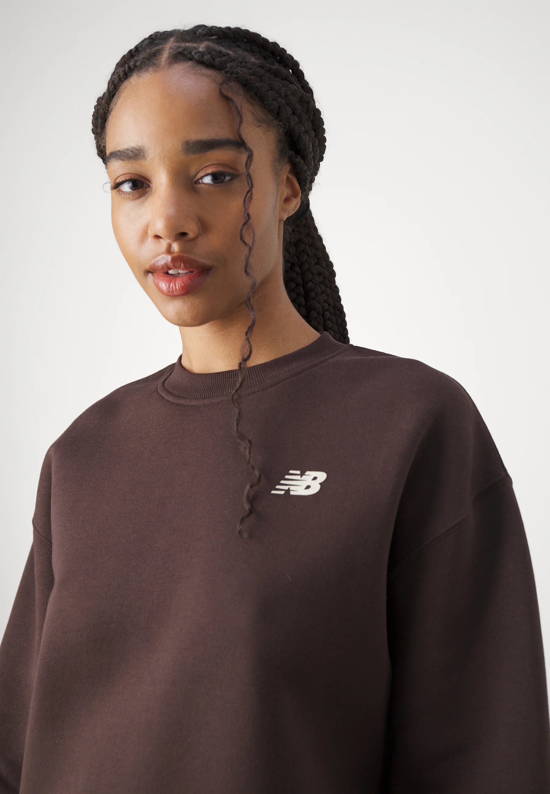 Sudadera New Balance LINEAR HERITAGE con cuello redondo y espalda cepillada