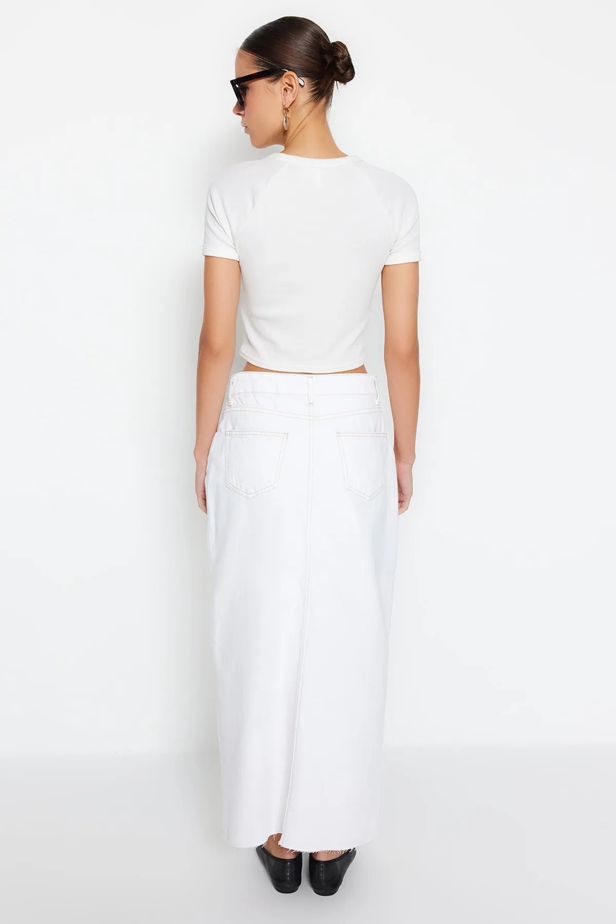 Trendyol Collection  Weißer geschlitzter Maxi-Jeansrock TWOSS23ET00290