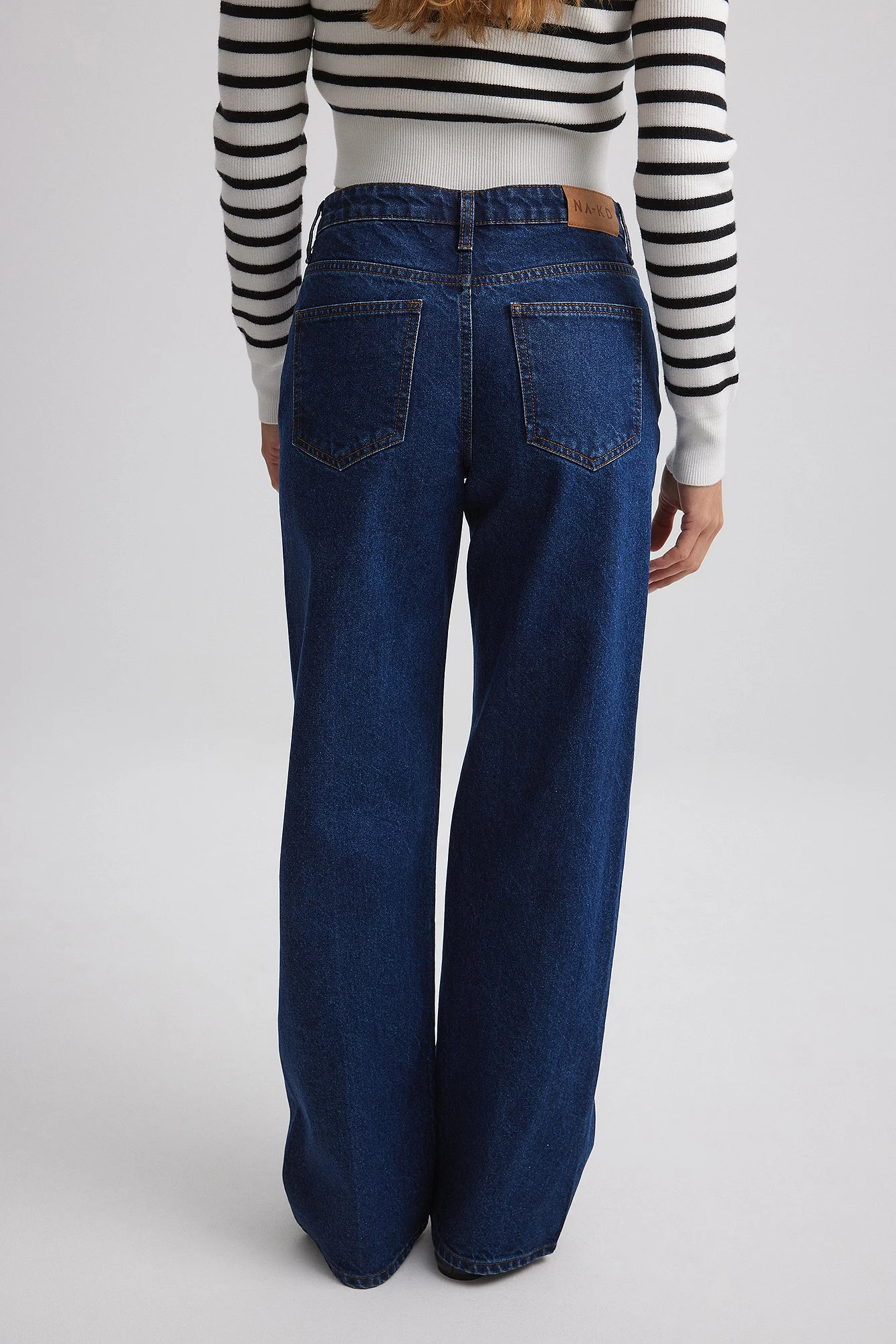 Gerade weite Jeans mit mittlerer Taille und Nahtdetails