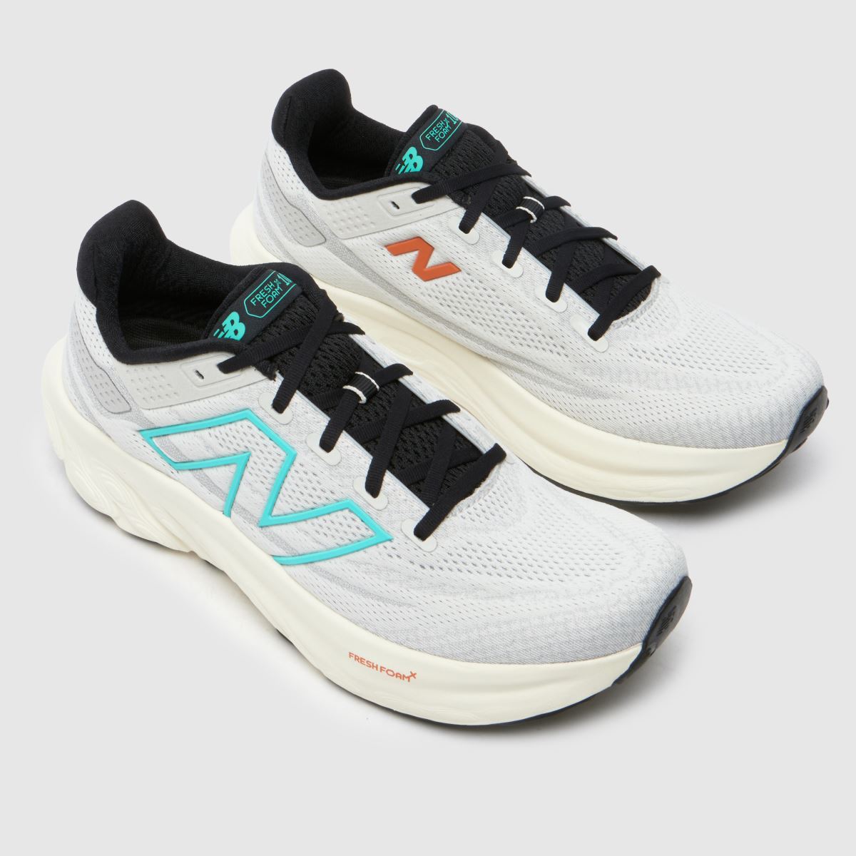New Balance – Ljusgrå sneakers med fresh foam-mönster och 1080 v13-mönster