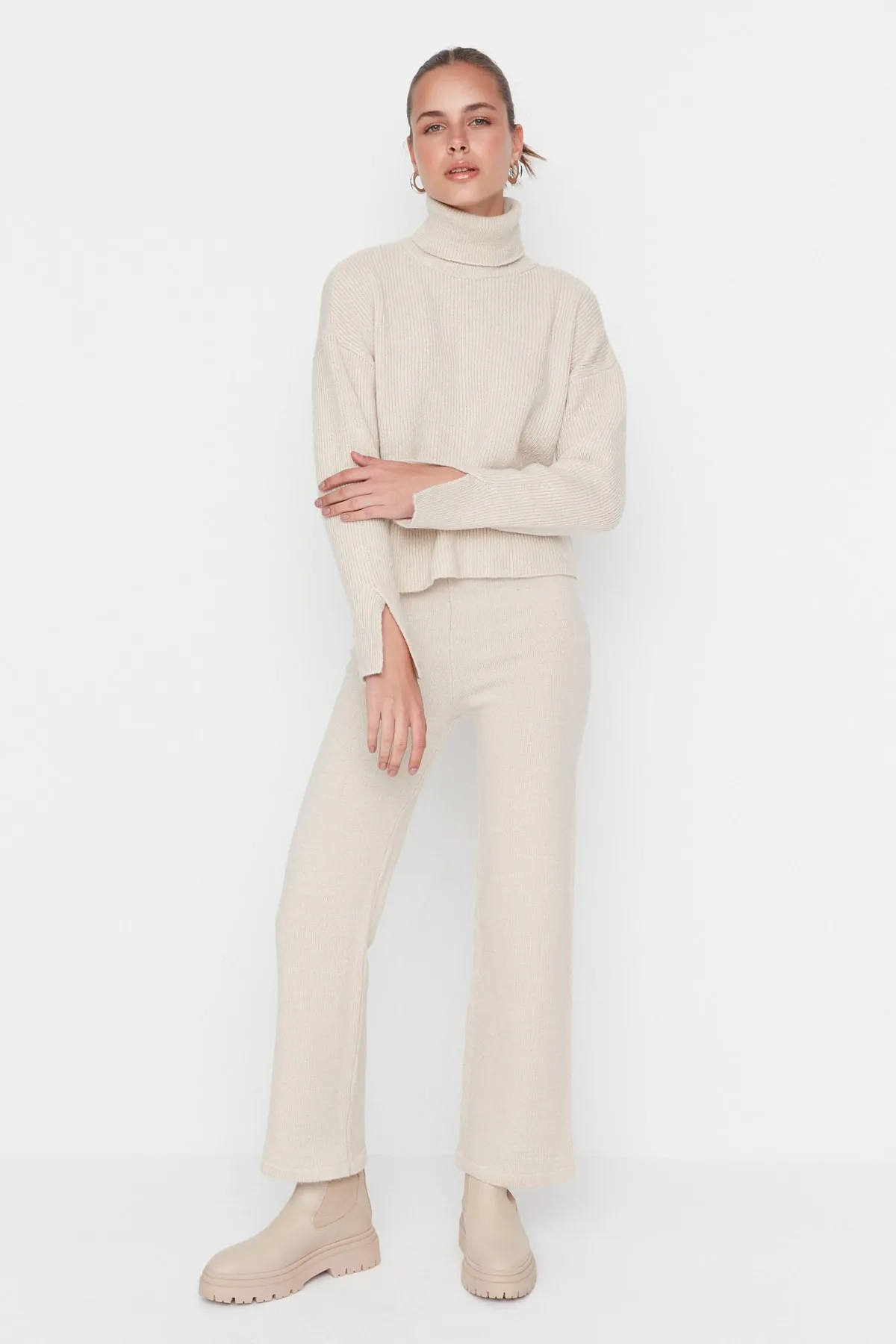 Trendyol Collection  Set aus weichem, strukturiertem Basic-Strickoberteil und -unterteil mit Hose in Stone TWOAW22AU0312