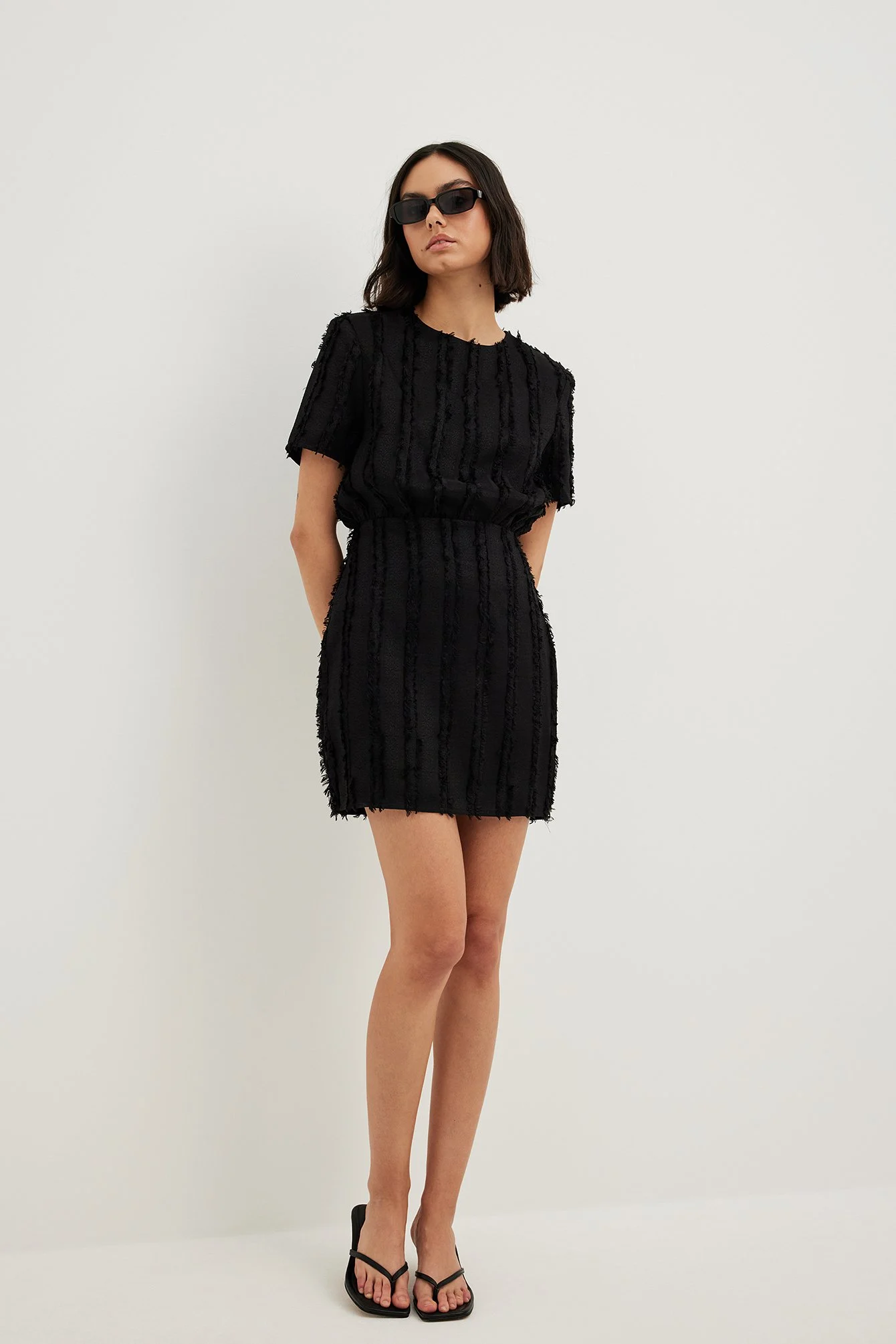 Fransiges Minikleid mit kurzen Ärmeln