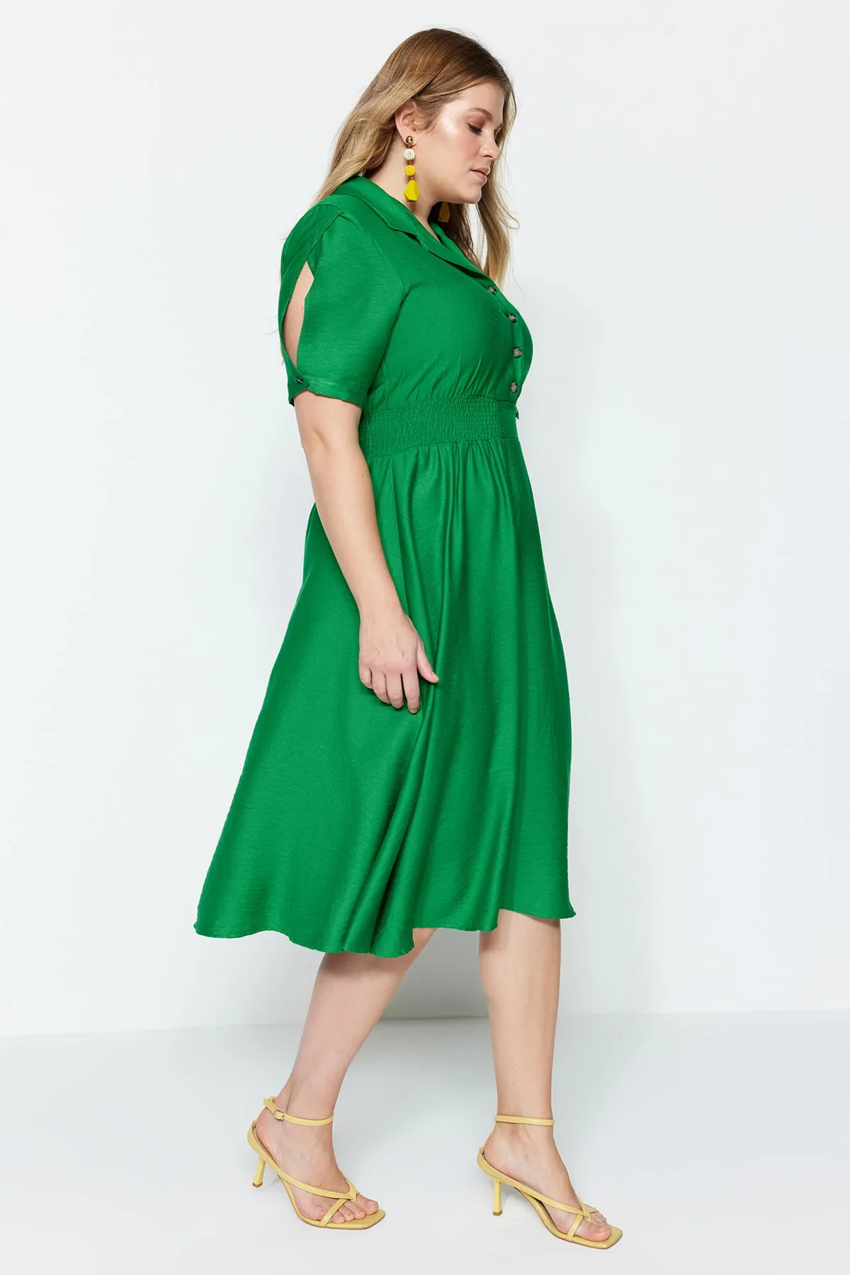 Trendyol Curve  Grünes Webkleid mit elastischem Bund und Knopfdetail TBSSS22EL1563