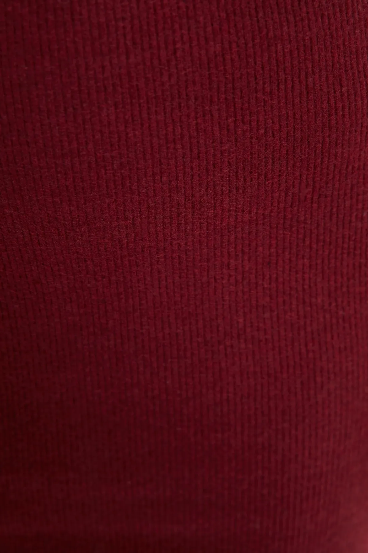 Trendyol Collection  Weinrotes, tailliertes, geschlitztes, rundhalsförmiges Mini-Bleistiftkleid aus flexiblem Strick mit Rippenmuster TWOAW21EL0135