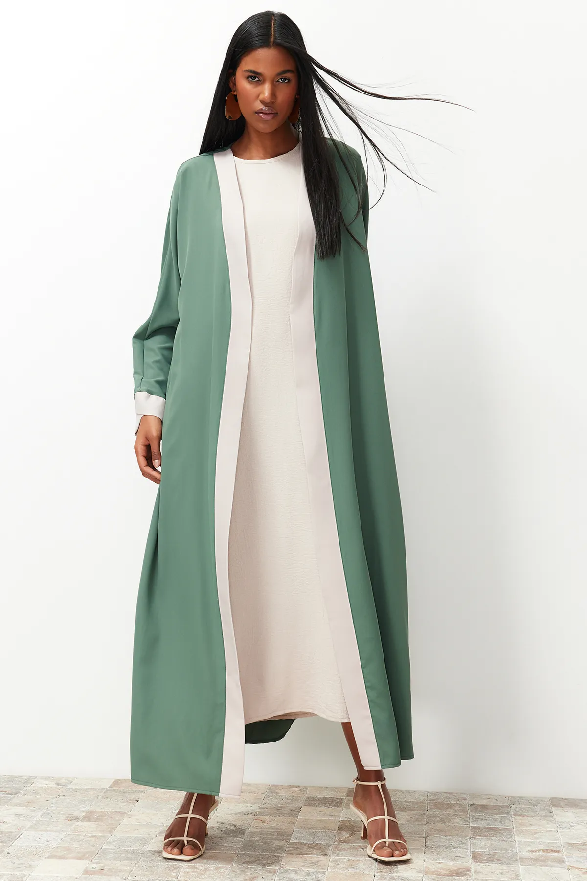 Trendyol Modest  Grüne, farblich blockierte, lange gewebte Kappe & Ferace & Abaya TCTSS24KF00009