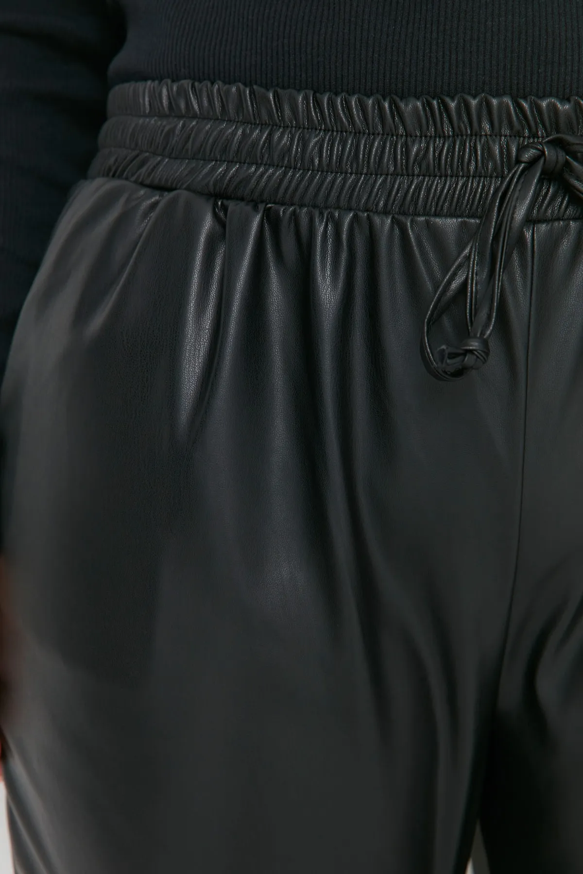 Trendyol Curve  Zigarettenhose aus Kunstleder mit elastischem Bund TBBAW23AR00055