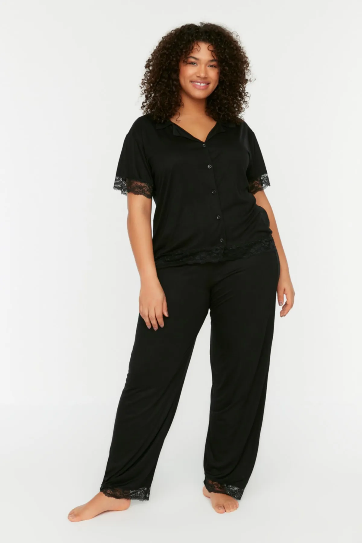 Trendyol Curve  Gestricktes Pyjama-Set aus schwarzer Spitze TBSSS22PT0623