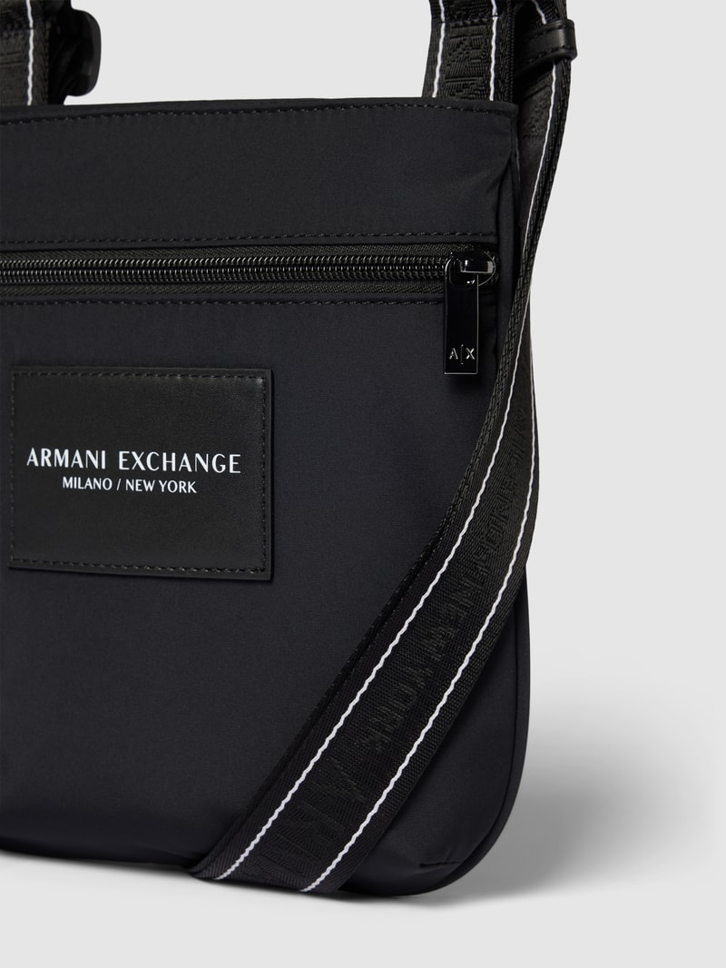 Handtasche mit Label-Patch und Karabiner in schwarz