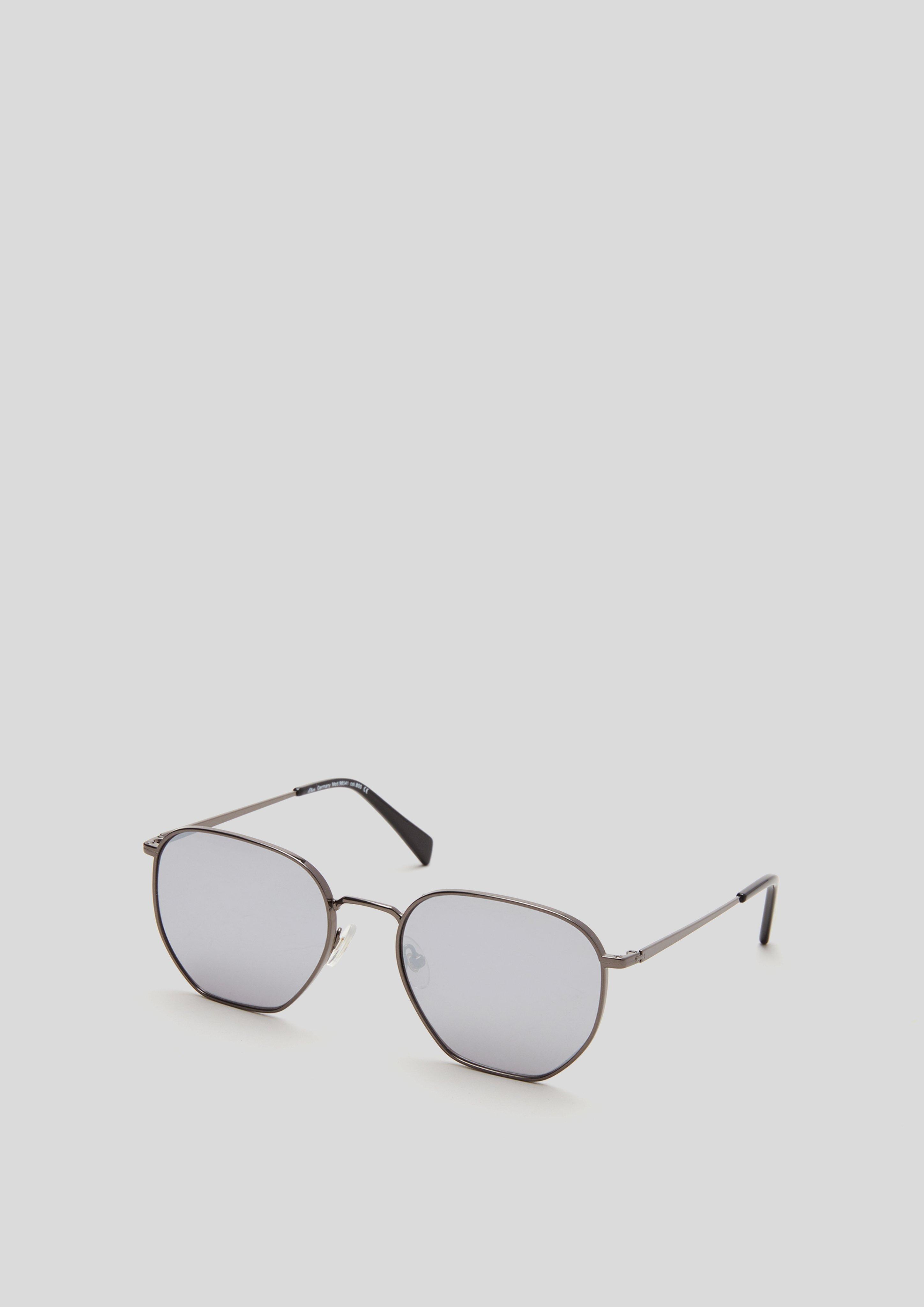 Sonnenbrille in modischer Form  143.120.141.98541-800