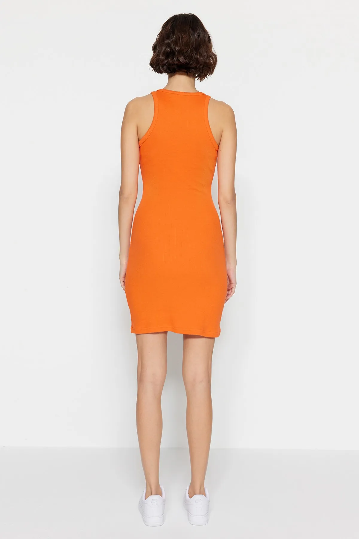 Trendyol Collection  Oranges geripptes Bodycone/tailliertes Neckholder-Mini-Bleistiftkleid aus flexiblem Strick TWOSS23EL00303
