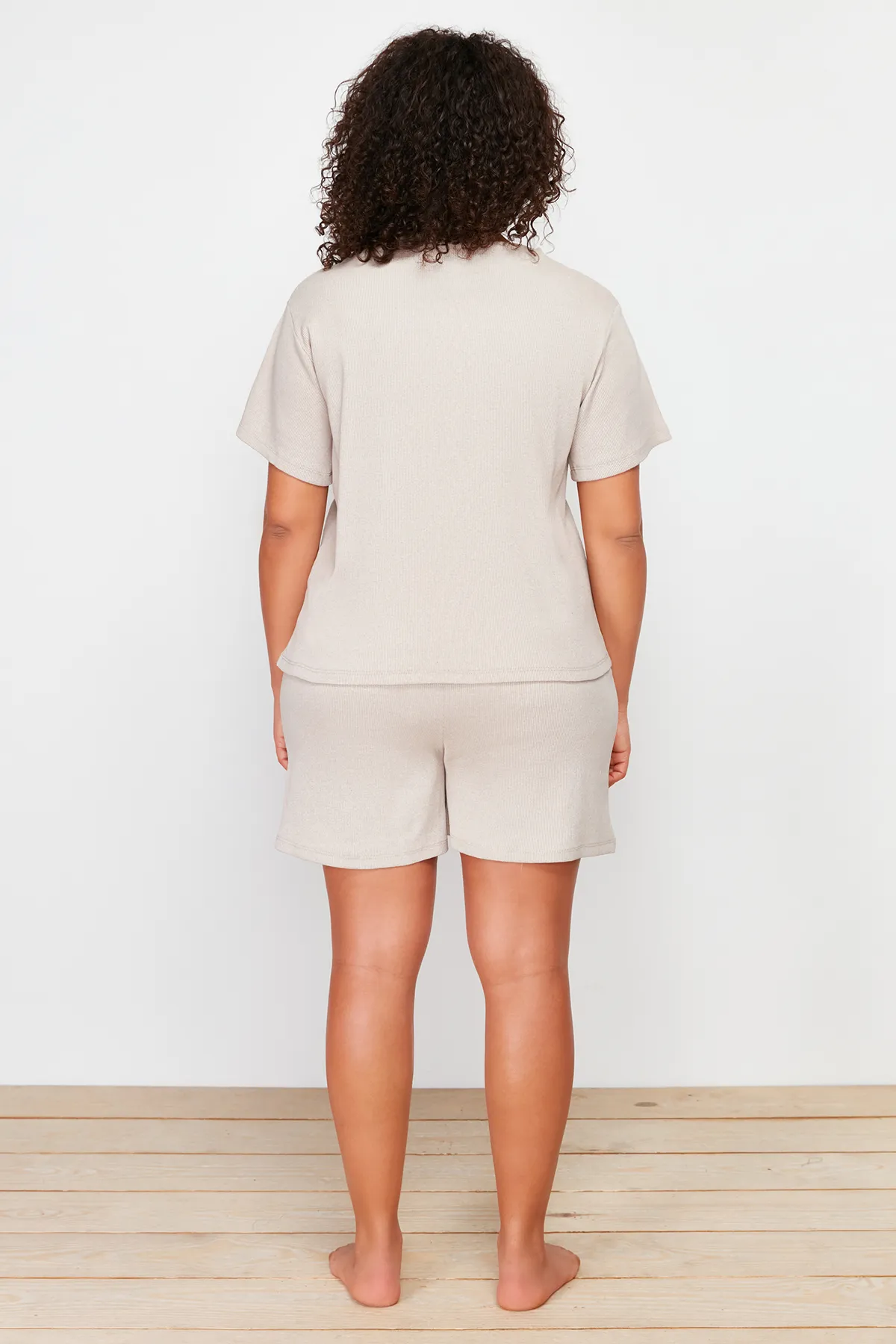 Trendyol Curve  Beiges Pyjama-Set aus besticktem Strick mit Kordelzug TBBSS24AI00019