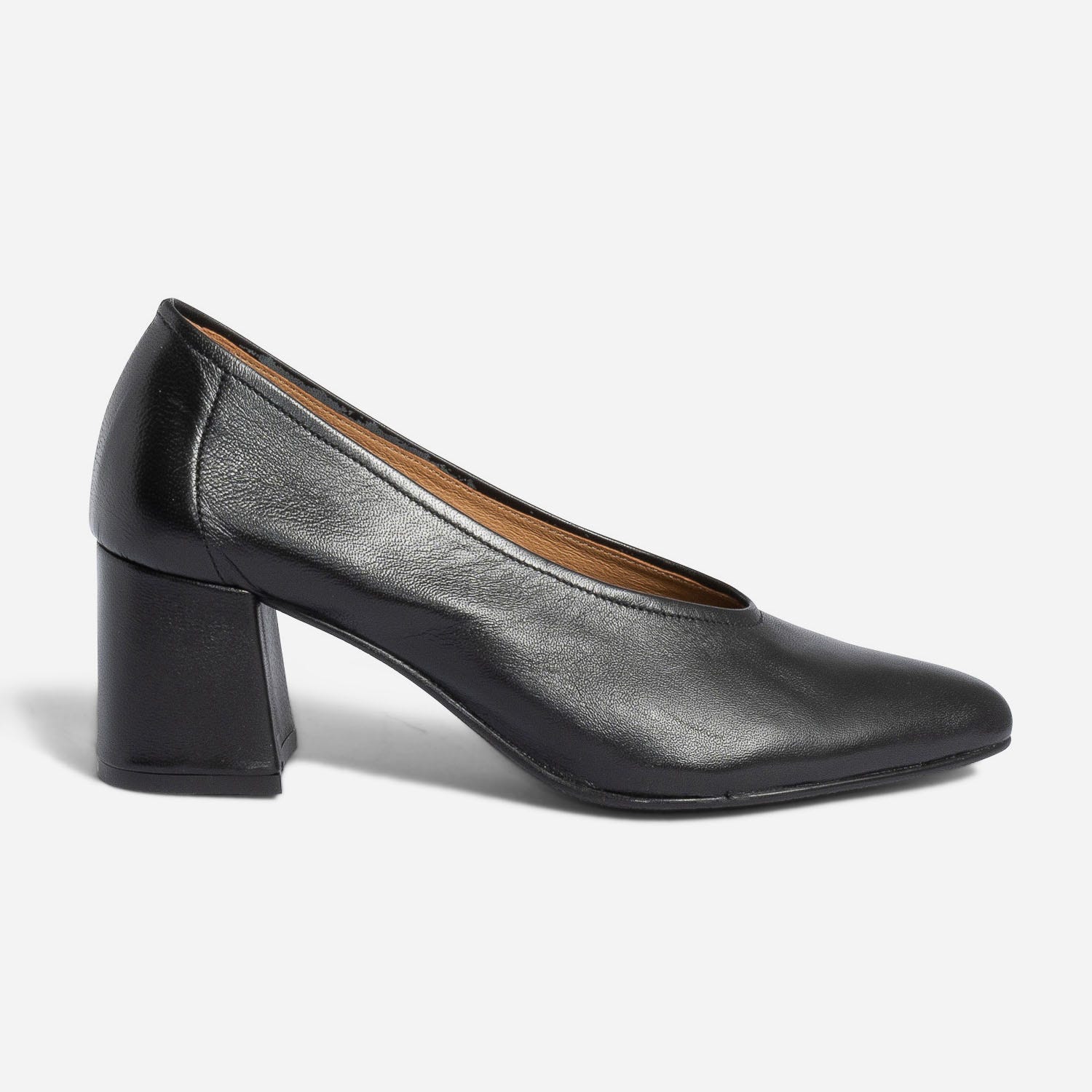 Escarpin noir en cuir à décolleté couvrant