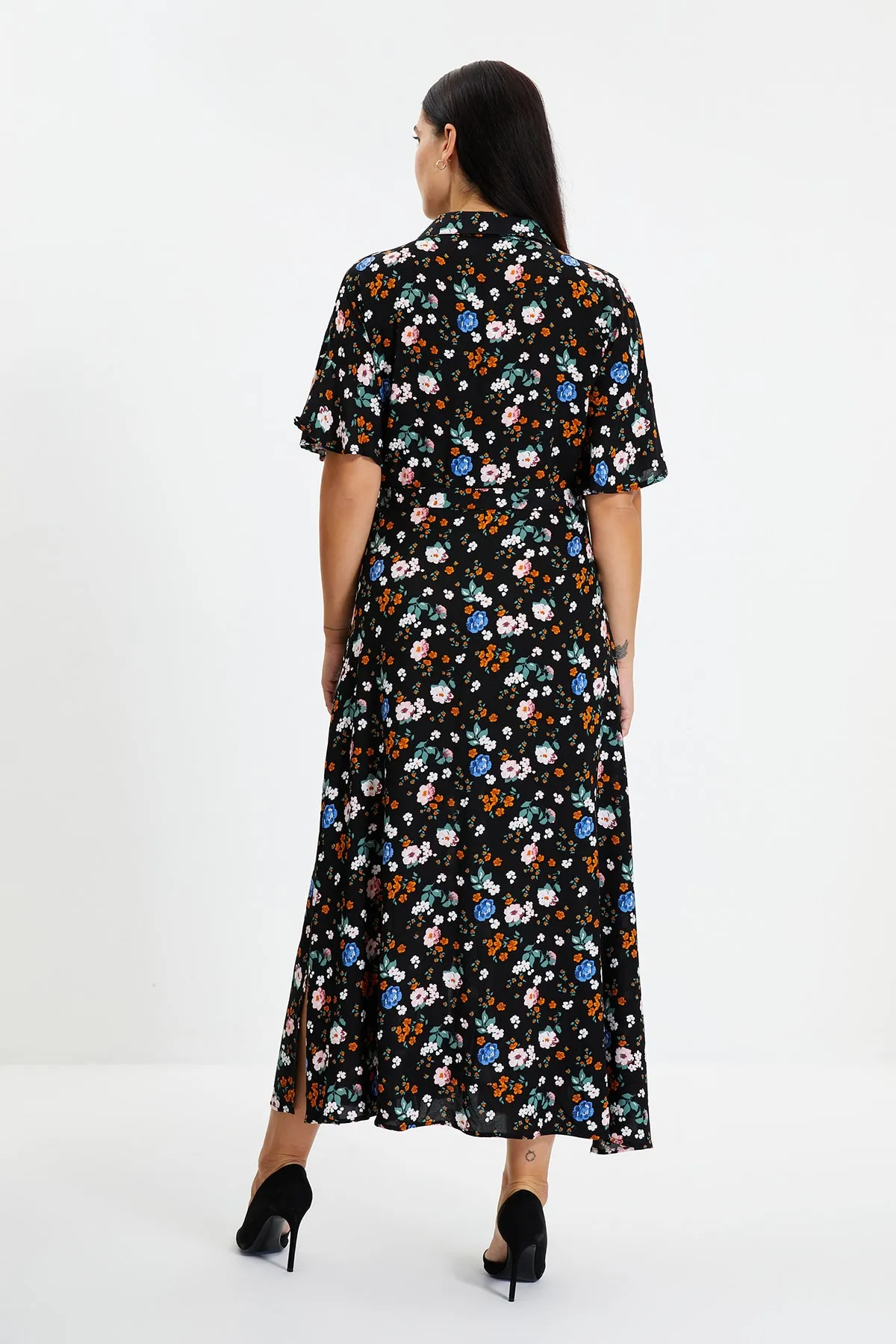 Trendyol Collection  Blaues Maxi-Hemdkleid aus gewebter Viskose mit Blumenmuster und Gürtel TWOSS19EL0094