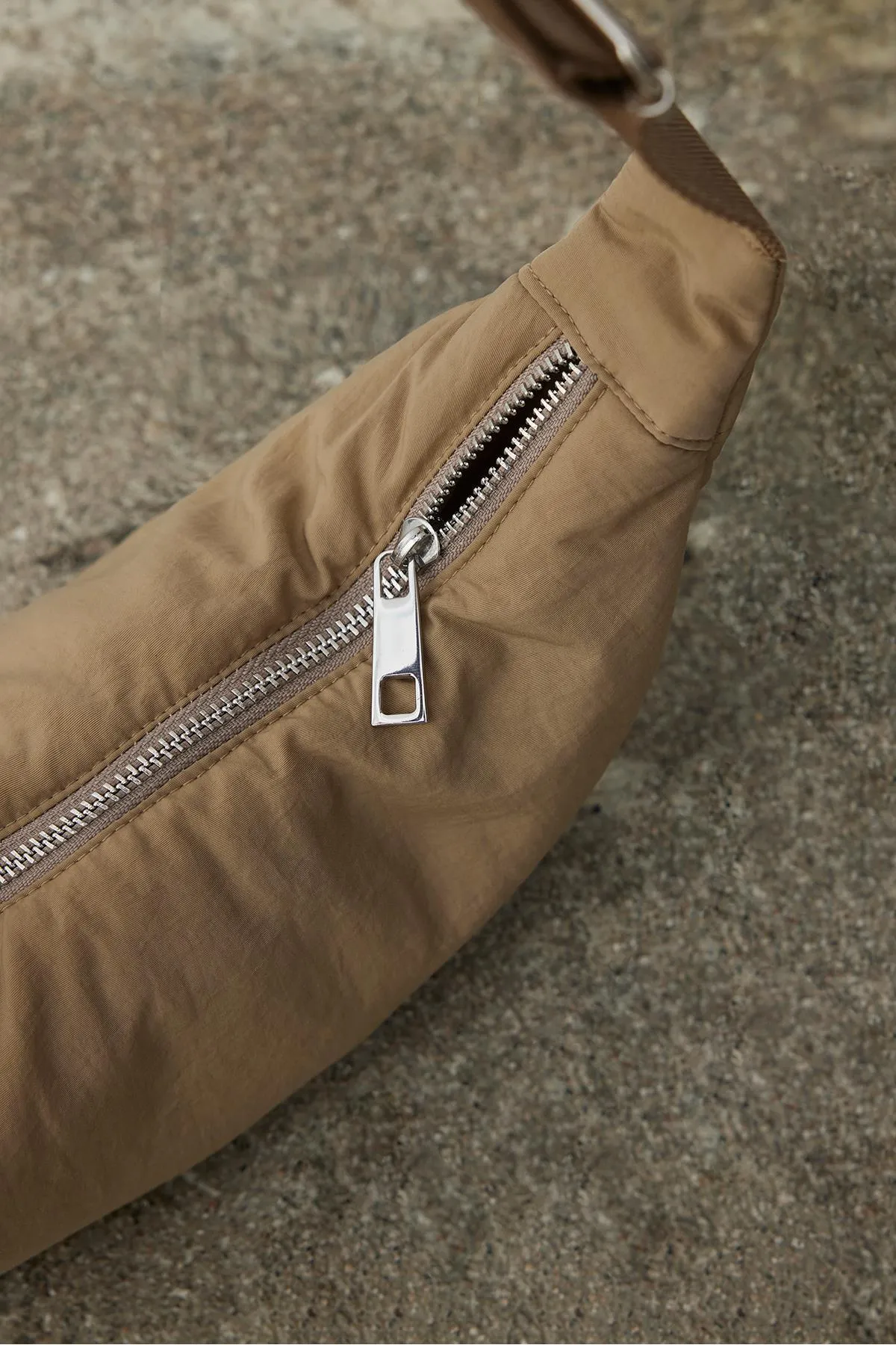 Suud Collection  Kamelfarbene Mini-Dad-Tasche im 90er-Stil