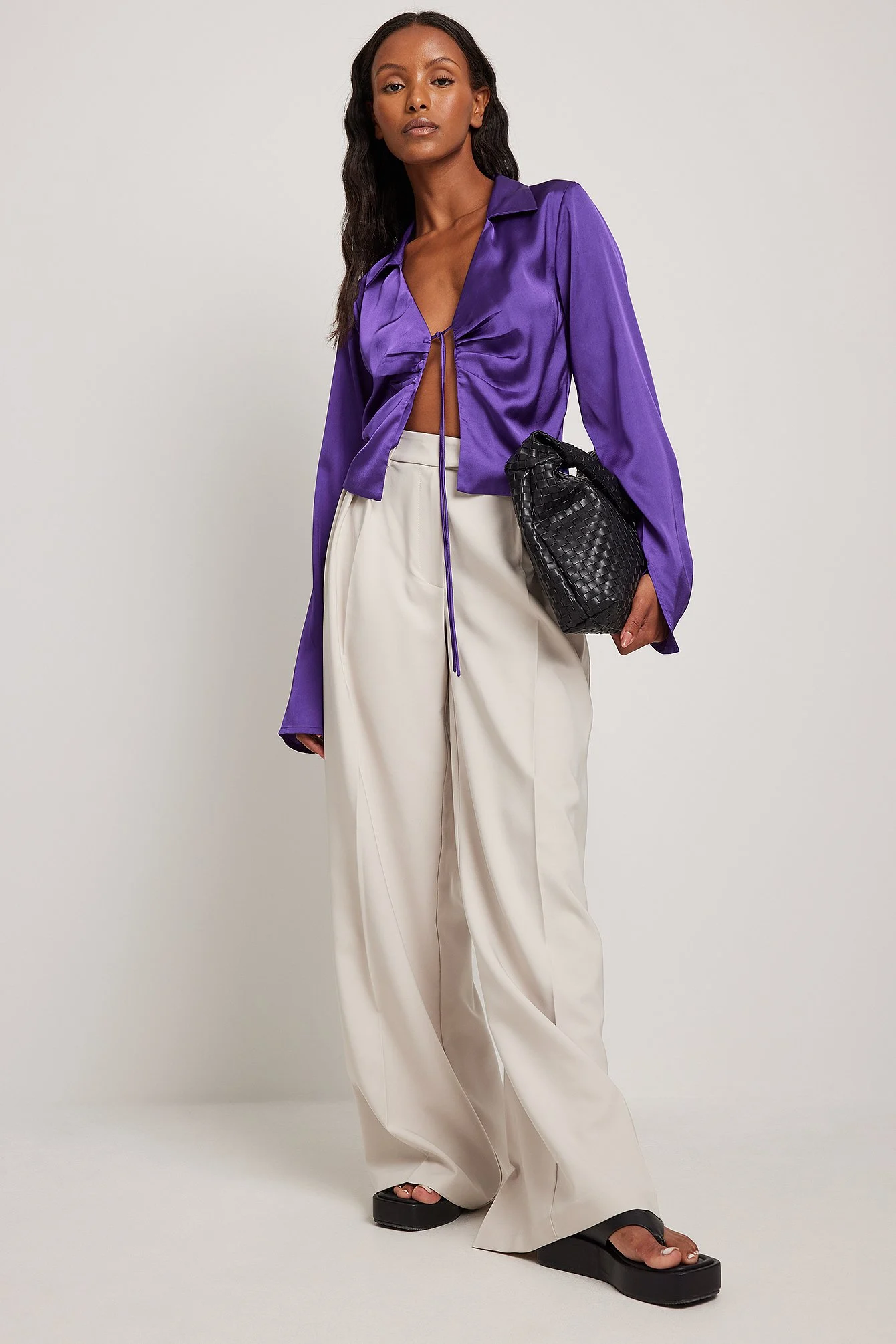 Langärmlige Satin-Bluse mit Schnürung vorne