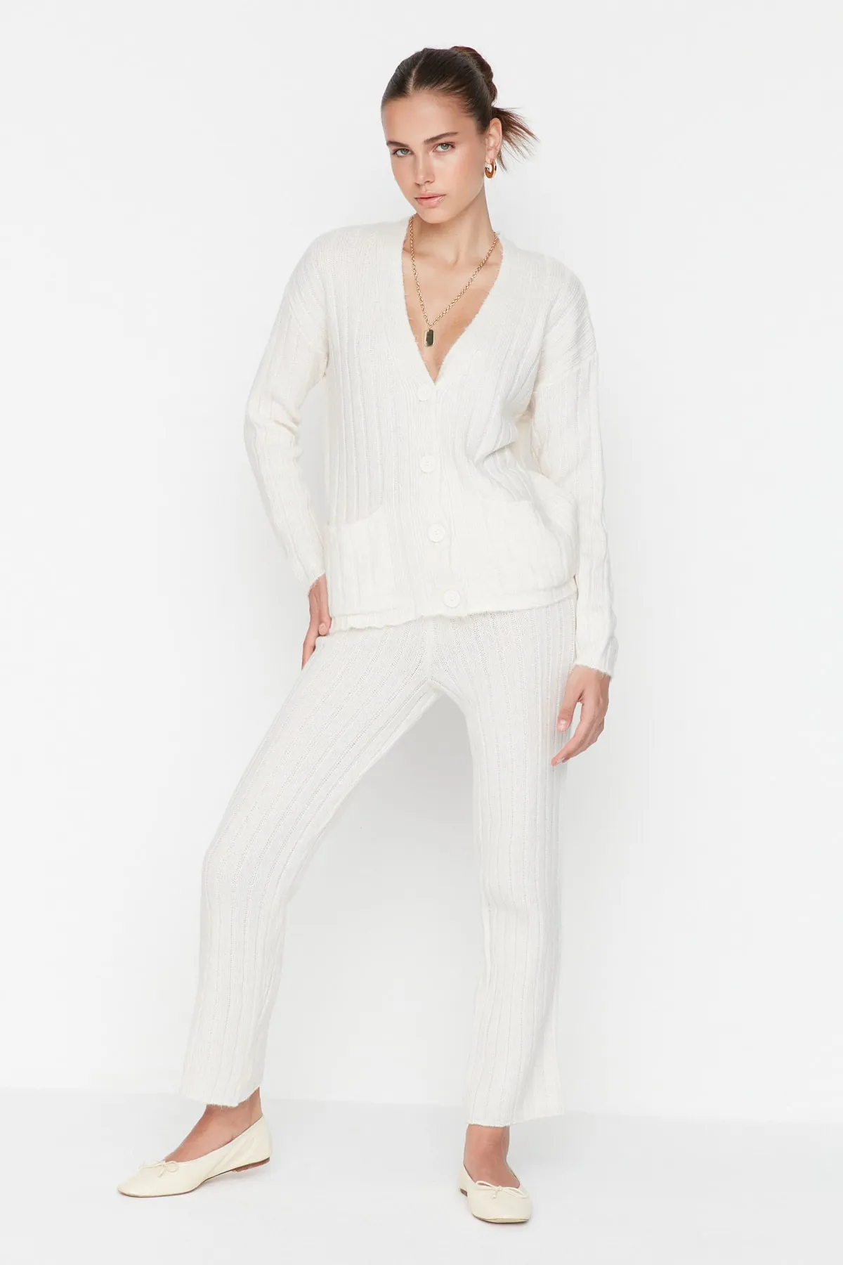 Trendyol Collection  Ecrufarbenes Set aus Strickjacke und Hose mit Knopfleiste, Oberteil und Unterteil