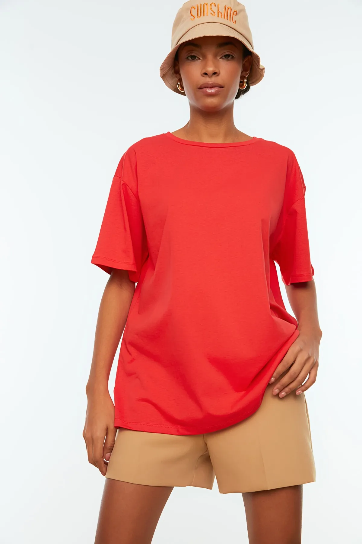Trendyol Collection  Rotes, übergroßes/weites Strick-T-Shirt mit Rundhalsausschnitt aus 100 % Baumwolle TWOSS20TS0134