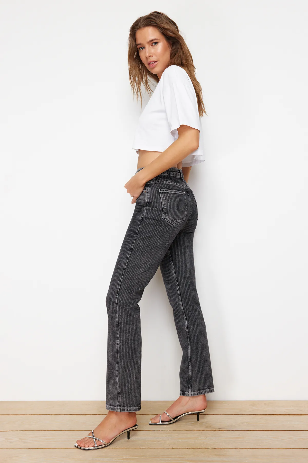 Trendyol Collection  Schwarz gestreifte, lange, gerade Jeans mit hoher Taille TWOSS24JE00046