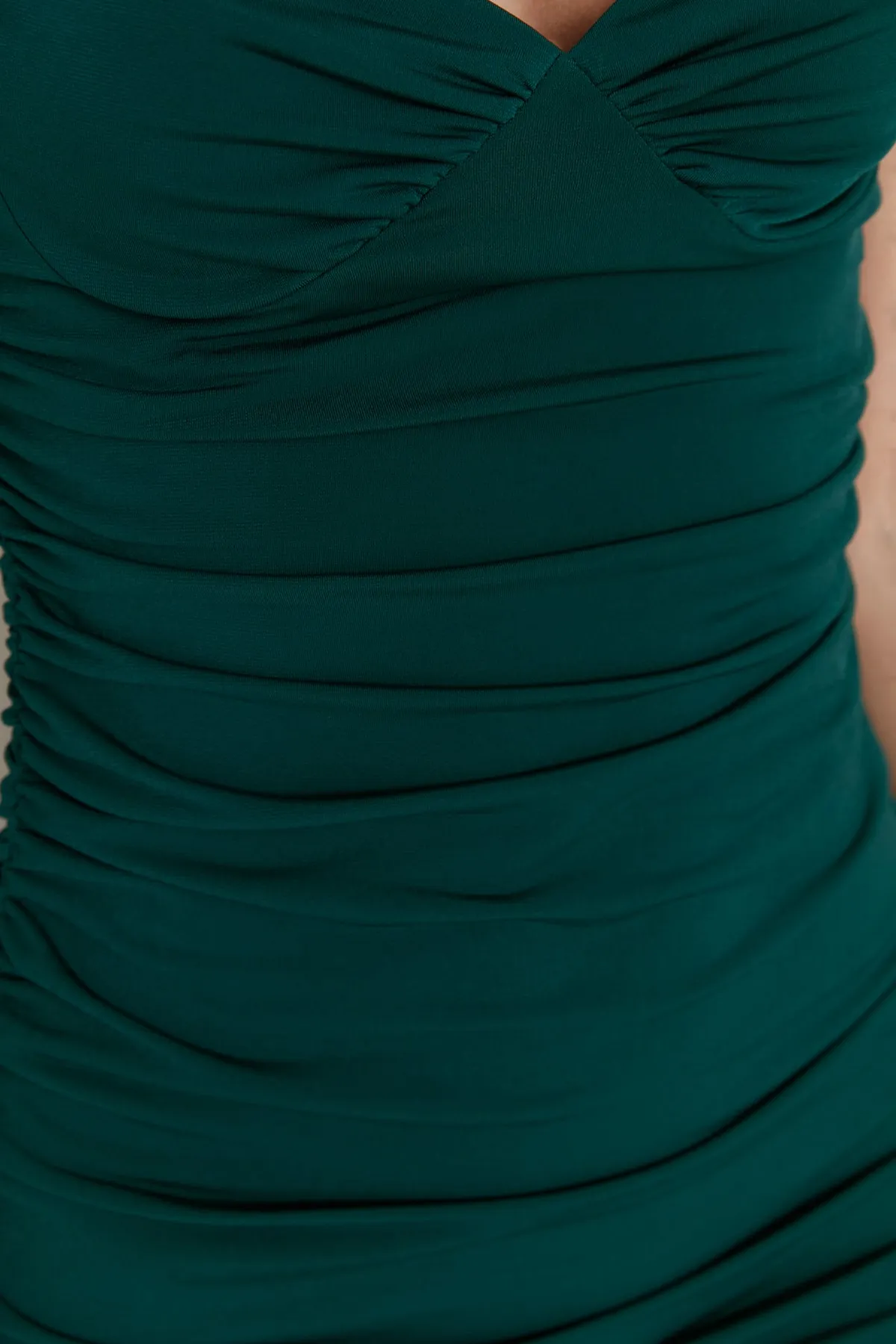 Trendyol Collection  Smaragdgrünes, drapiertes, detailliertes Abendkleid TPRSS22EL3034