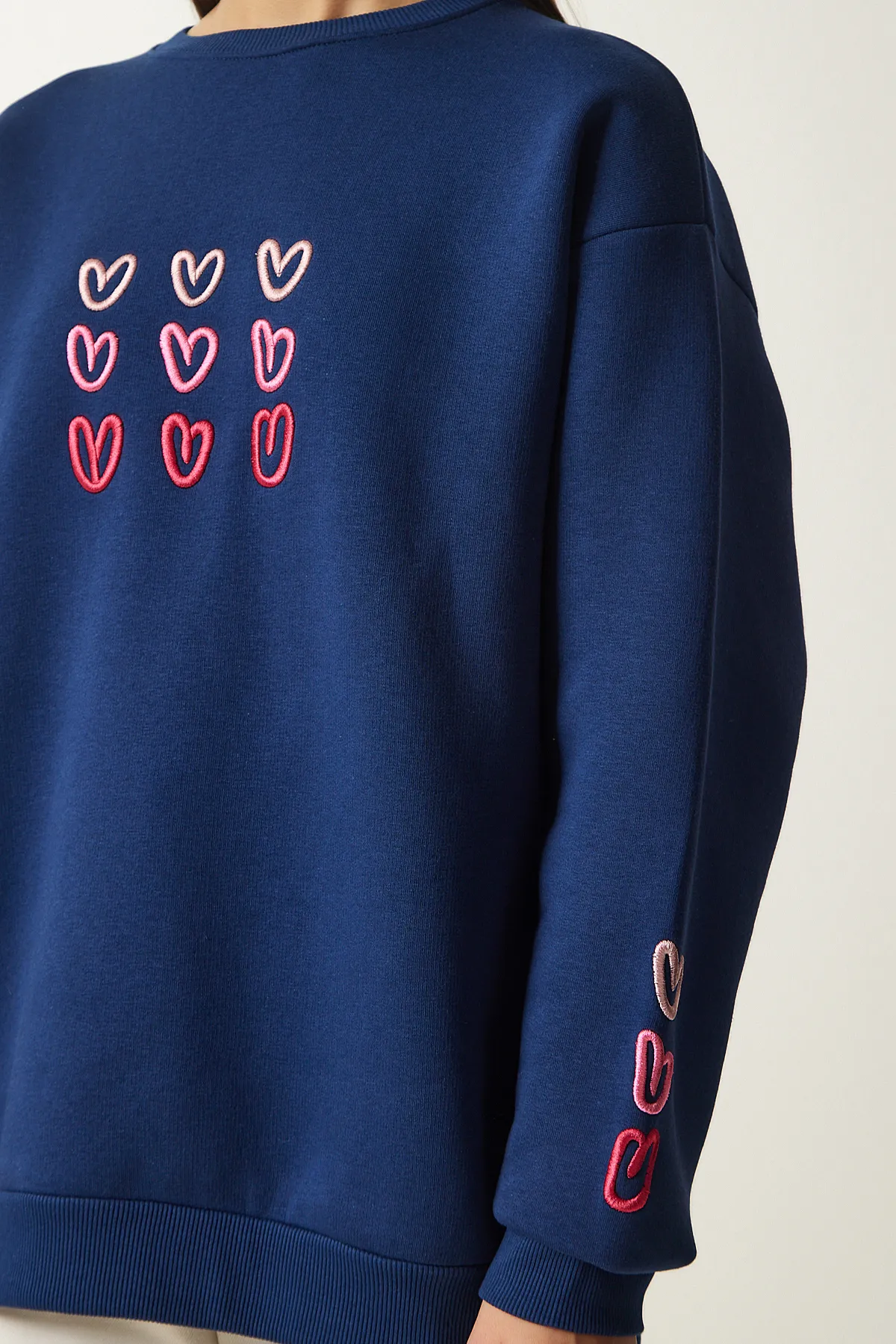 Happiness İstanbul  Marineblaues Damen-Sweatshirt mit aufgesticktem Herz und Roségold OW00004