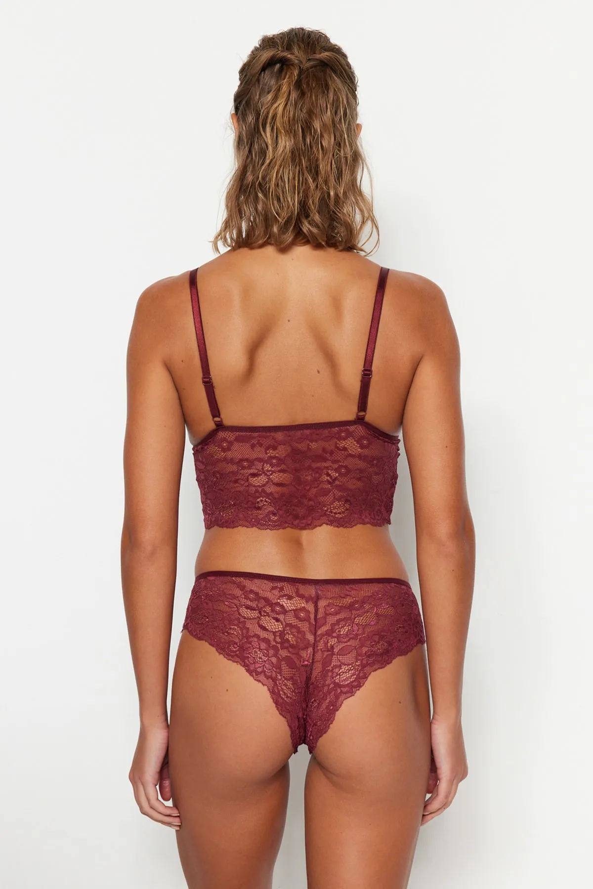 Trendyol Collection  Gestricktes Dessous-Set mit bordeauxroter Spitze und Paspelierung THMSS23CC00001