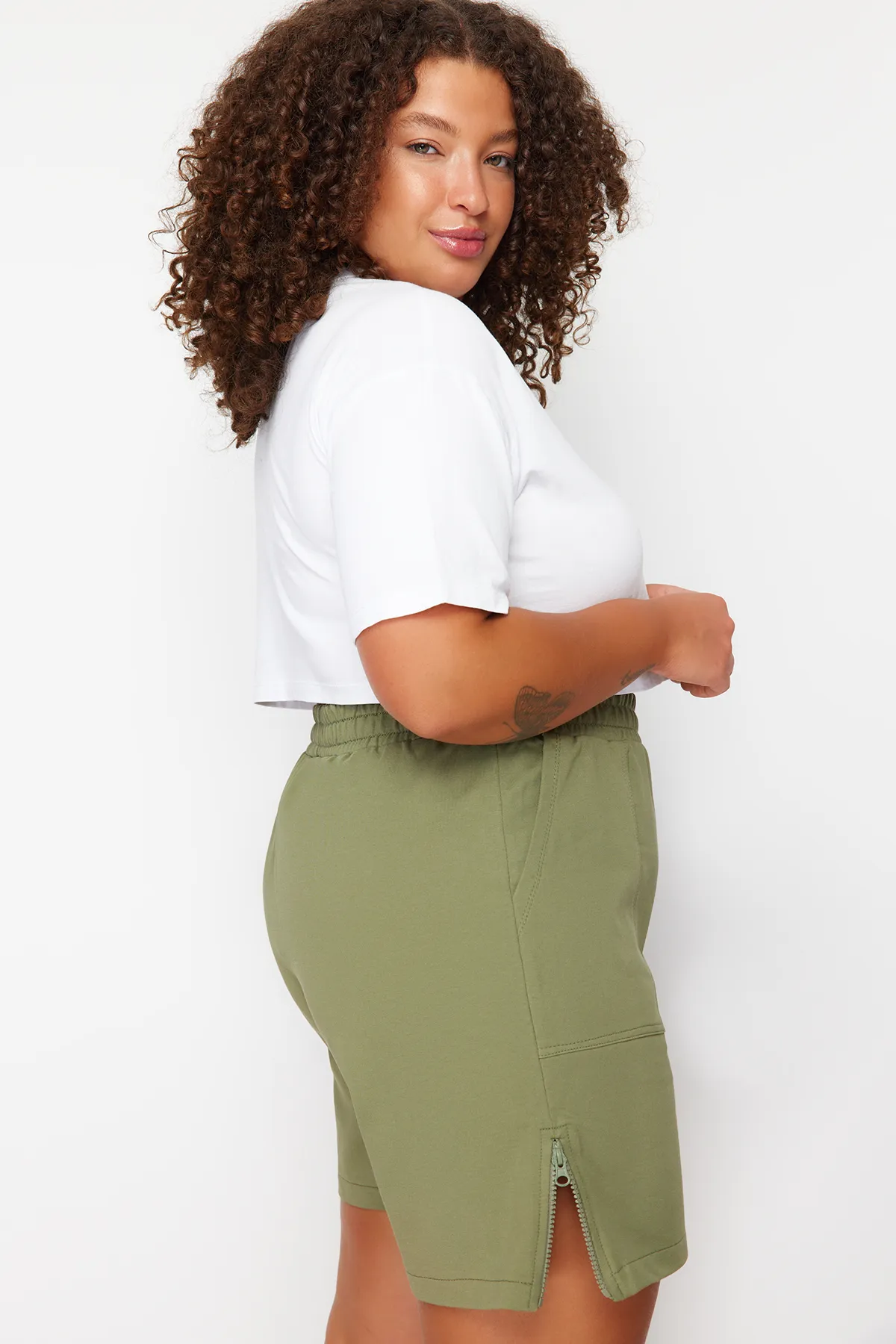 Trendyol Curve  Khakifarbene gestrickte Shorts mit Reißverschluss und Bermudas TBSSS24AP00029
